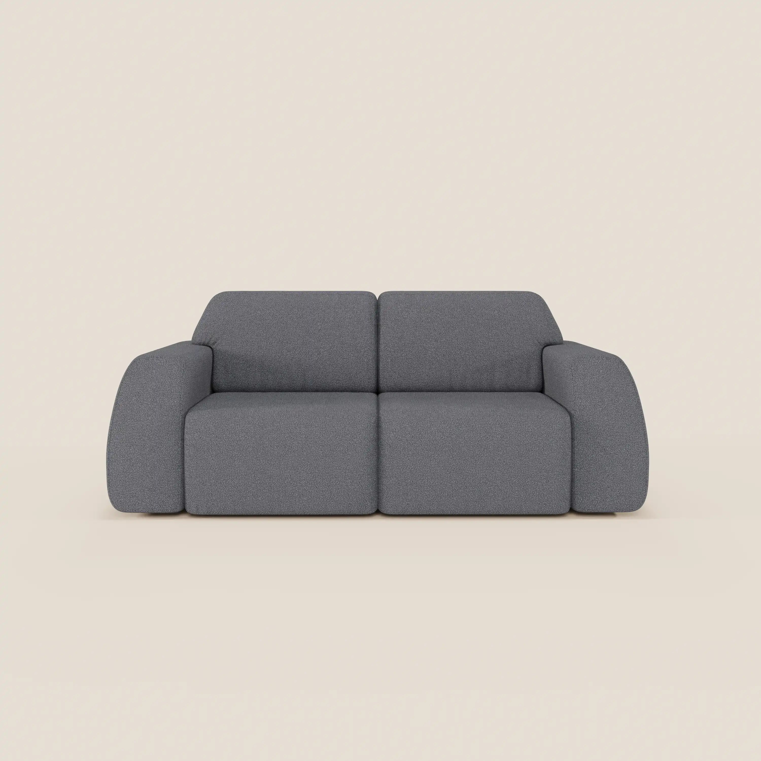 Il divano Orbit 2 e 3 posti di Divani.Store è caratterizzato da braccioli spessi e arrotondati, da un design minimalista e da un tessuto grigio scuro sfoderabile antimacchia effetto cotone T33. Presentato su uno sfondo chiaro, senza gambe o decori visibili.
