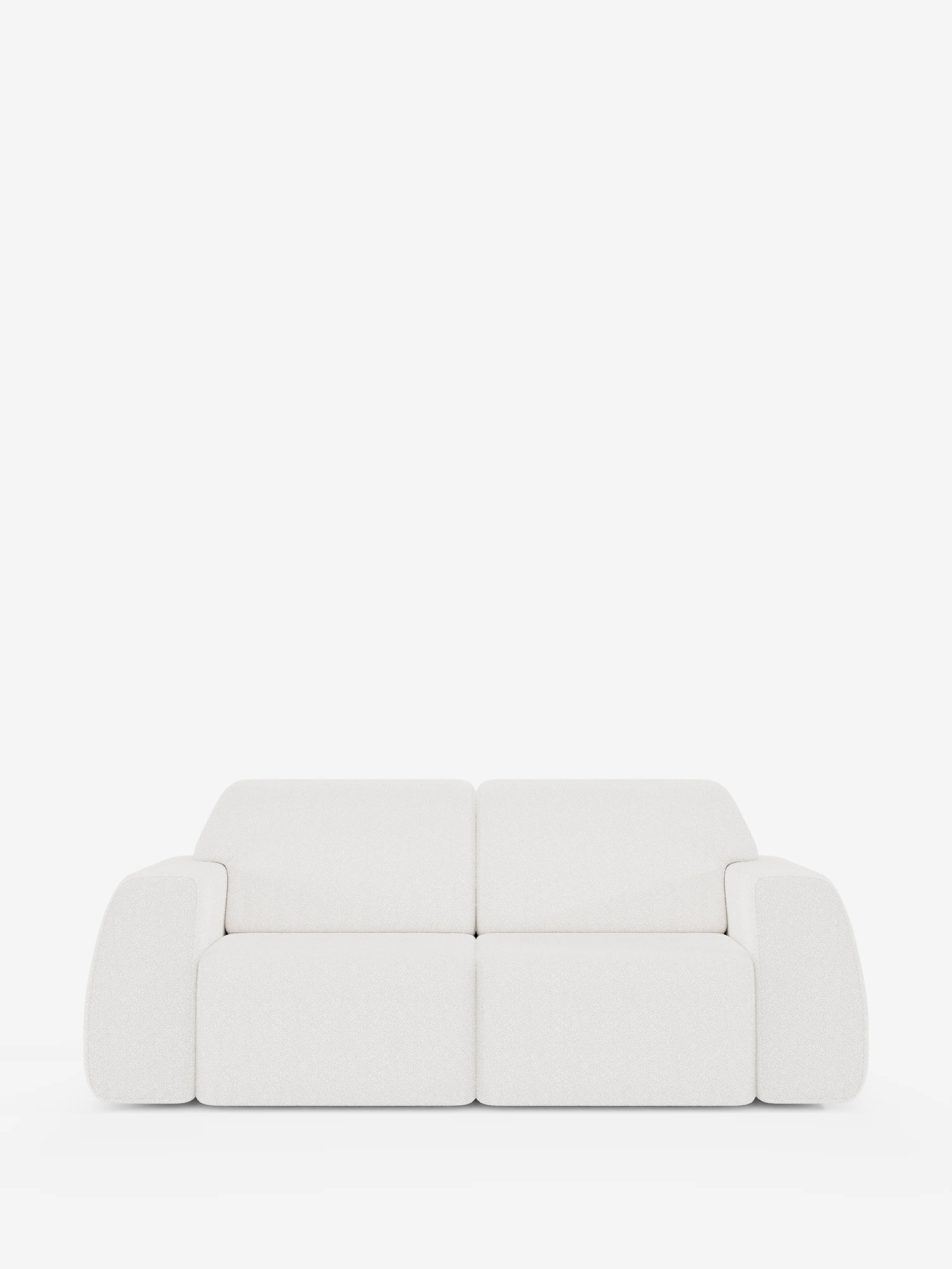 Divano Orbit a due posti di Divani.Store con sedute scorrevoli, rivestimento completamente sfoderabile in tessuto T33 effetto cotone facile da pulire. Questo divano dal design moderno presenta cuscini arrotondati e morbidi e braccioli massicci che gli conferiscono una silhouette simile a una nuvola; nella foto è ripreso di fronte su uno sfondo bianco.