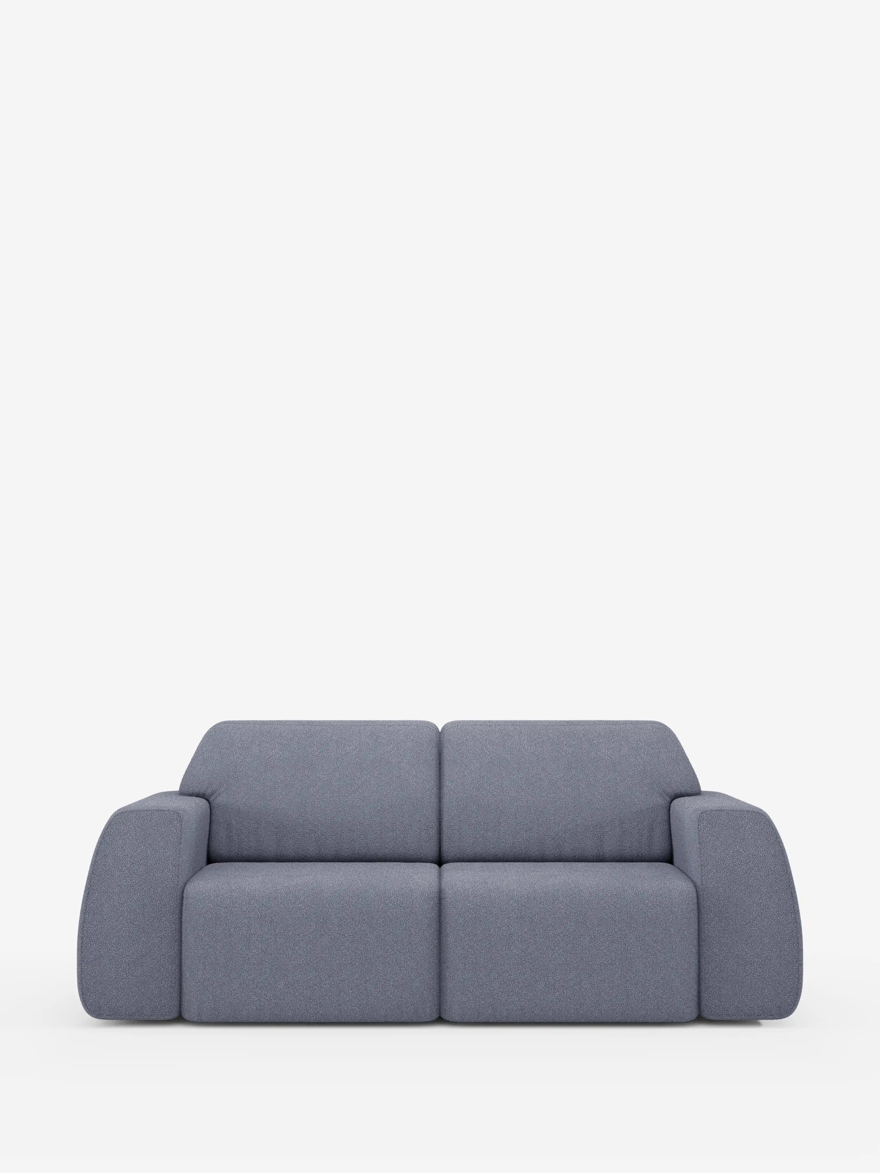 Il divano a due posti Orbit di Divani.Store, rivestito in tessuto smacchiabile effetto cotone T33, presenta morbidi cuscini squadrati, braccioli arrotondati e un design minimalista dalle linee rette. Completamente sfoderabile e posto su uno sfondo bianco a tinta unita, non presenta gambe visibili né elementi decorativi.