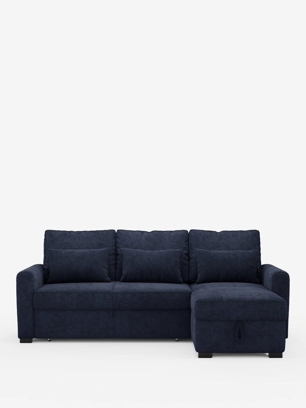 Divano letto Ottaviano blu scuro con letto estraibile – penisola reversibile e contenitore in tessuto materico smacchiabile, con tre cuscini dello schienale, tre cuscini quadrati decorativi e vano portaoggetti a vista sotto le sedute, su sfondo bianco.