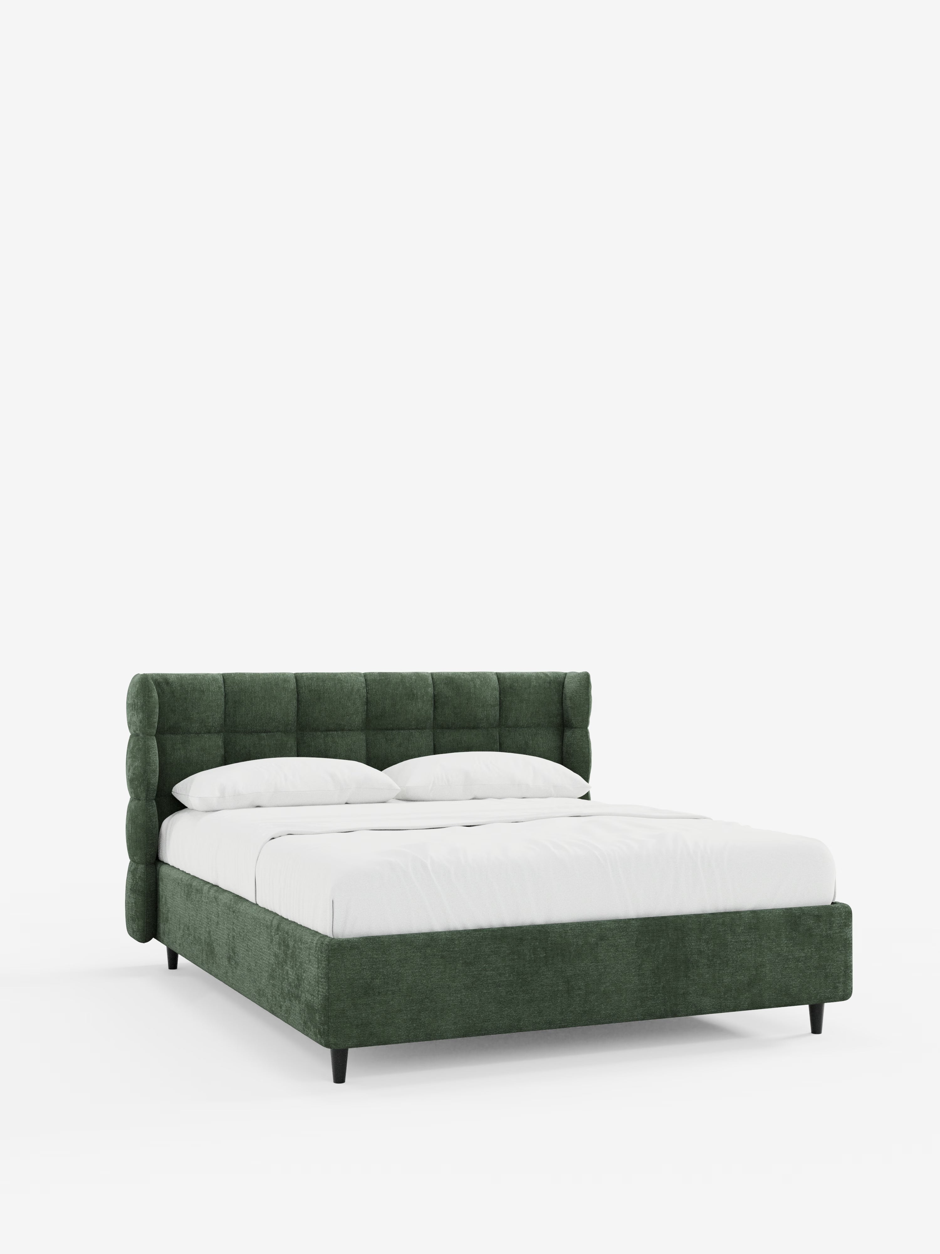 Il letto imbottito RAGNAR con contenitore e testiera capitonné avvolgente di Letti.store è qui presentato in un elegante tessuto verde certificato Oeko-Tex®. Questo letto a piattaforma moderno e minimalista presenta una testiera capitonné e una pediera coordinata, completate da biancheria da letto e cuscini bianchi. Le eleganti gambe nere aggiungono un tocco di contrasto, mentre il letto è presentato su uno sfondo bianco a tinta unita con una leggera angolazione sul lato destro per un look contemporaneo.