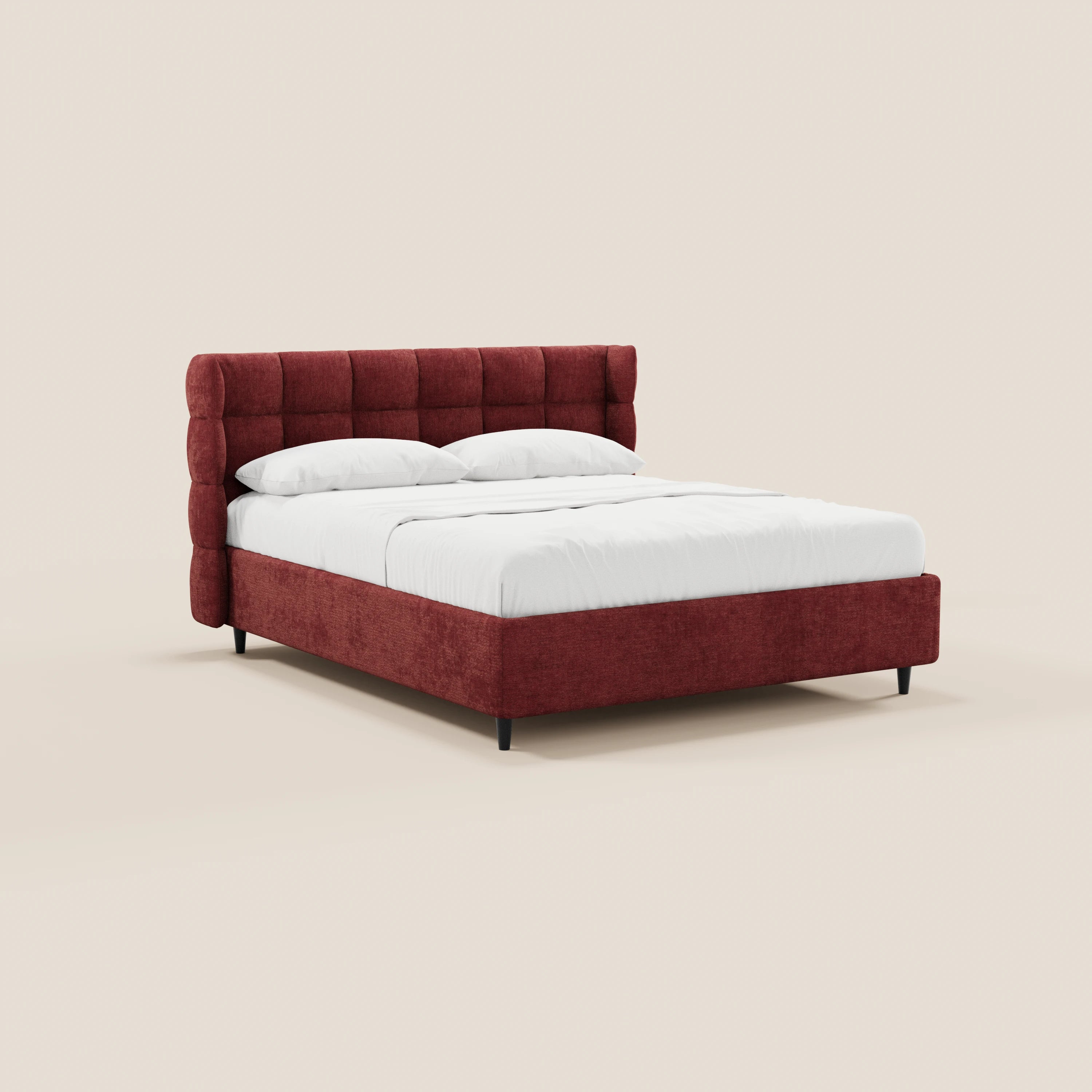 Il letto imbottito RAGNAR con contenitore di Letti.store presenta una testiera capitonné avvolgente in elegante tessuto Oeko-Tex® di colore rosso, linee pulite e profilo basso, il tutto completato da biancheria da letto bianca su sfondo beige chiaro.
