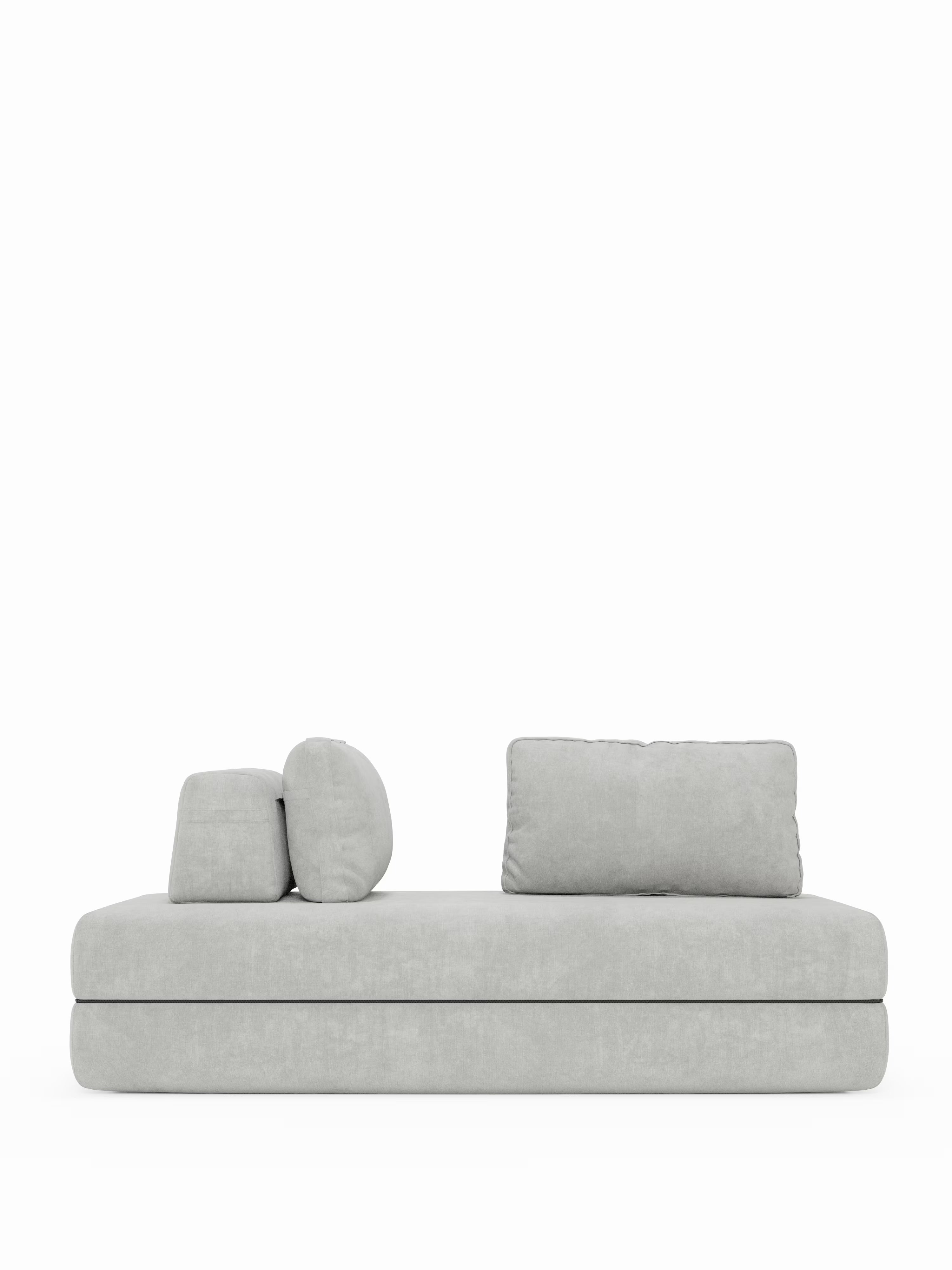Un divano letto matrimoniale Rift moderno e minimalista, di colore grigio chiaro, firmato Divani.Store, dal profilo ribassato. Questo divano letto a 2 o 3 posti presenta linee pulite e uno stile contemporaneo, con tre cuscini: due sovrapposti sul lato sinistro — uno rotondo e uno rettangolare — e un terzo cuscino rettangolare dello schienale sul lato destro. Progettato con schienali orientabili, un materasso in memory foam alto 22 cm nella versione T31 e presentato su uno sfondo bianco a tinta unita.