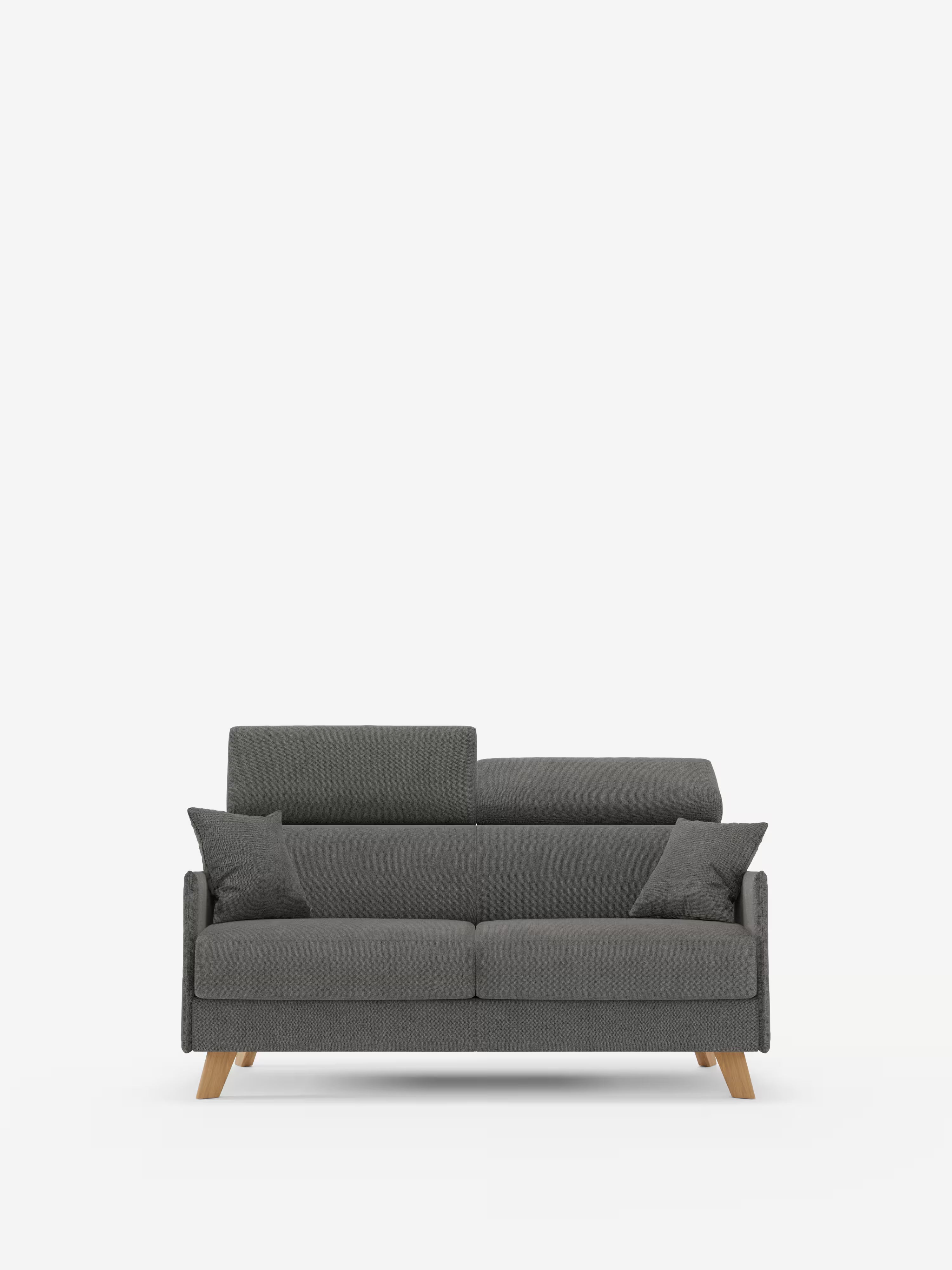 Un divano letto matrimoniale Sole in stile contemporaneo di Divani.Store, caratterizzato da un design compatto di ispirazione scandinava in tessuto T23 grigio scuro antimacchia, rivestimenti completamente sfoderabili, quattro cuscini coordinati, gambe angolate in legno e poggiatesta regolabili, il tutto su uno sfondo bianco a tinta unita.