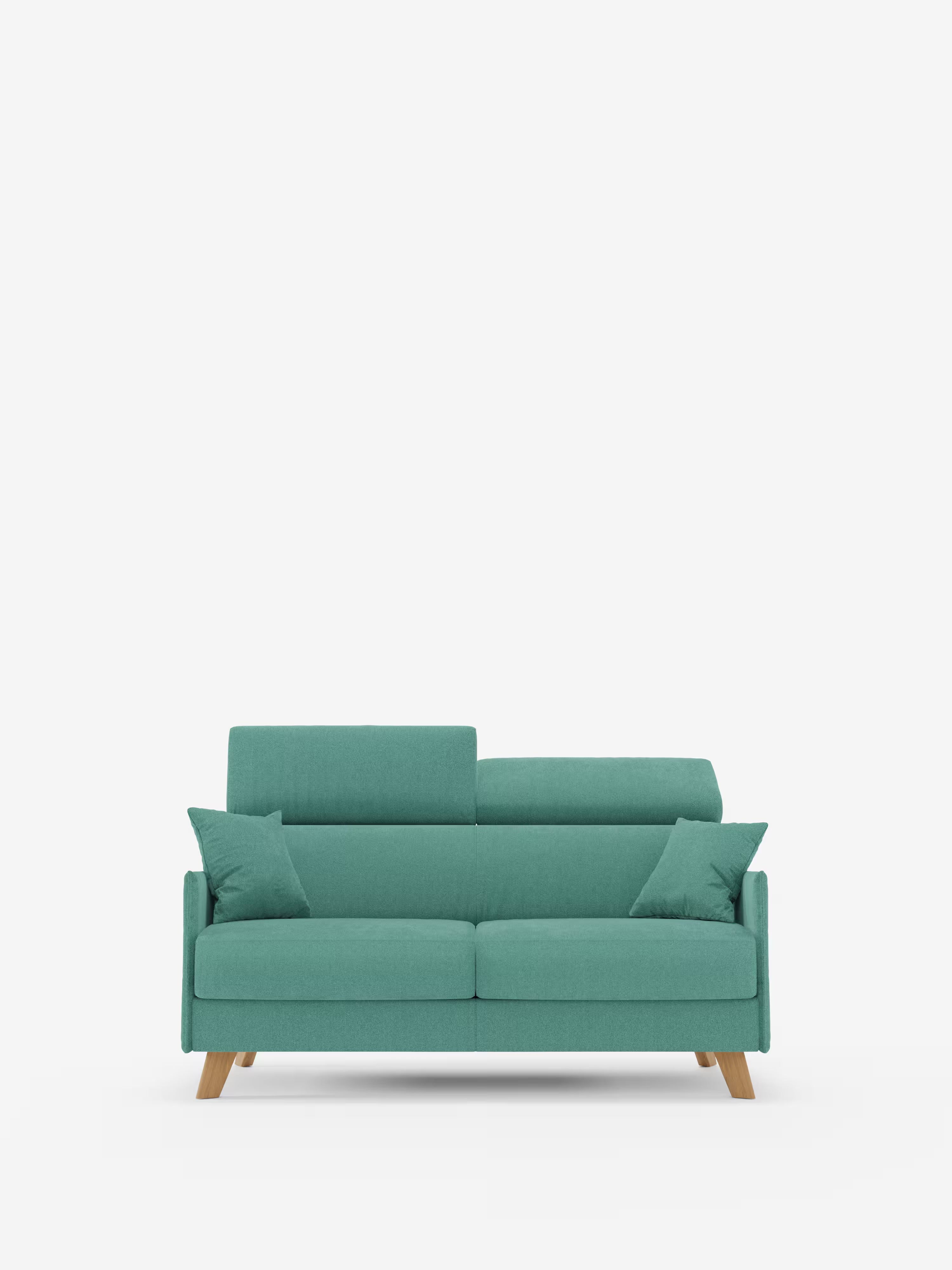 Un divanetto dal design contemporaneo e compatto di Divani.Store, il divano letto matrimoniale Sole è dotato di poggiatesta regolabili e quattro cuscini coordinati, il tutto poggiato su gambe in legno inclinate. Le sue linee pulite e il rivestimento in morbido tessuto T23 antimacchia risaltano sullo sfondo bianco, mettendo in risalto i rivestimenti completamente sfoderabili e l’estetica minimalista di ispirazione scandinava.