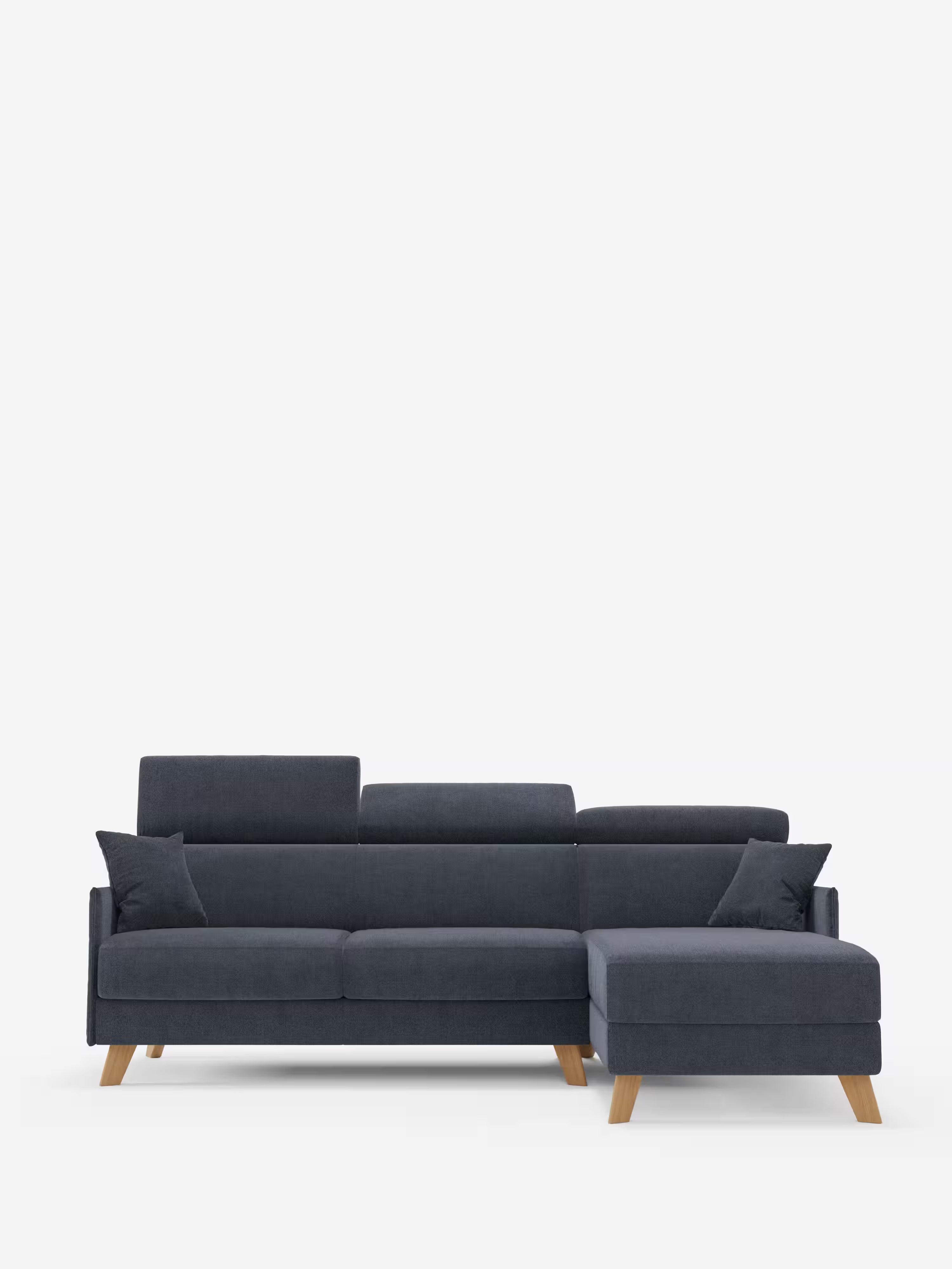 Elegante e moderno, il divano letto matrimoniale angolare Sole di colore grigio scuro, con penisola contenitore e poggiatesta reclinabili, di Divani.Store, spicca su uno sfondo bianco a tinta unita. Questo divano presenta una chaise longue sul lato destro, tre cuscini dello schienale, quattro cuscini decorativi coordinati per un maggiore comfort, gambe in legno e incarna un elegante stile scandinavo. Il rivestimento è realizzato in tessuto T23 smacchiabile, che garantisce una facile manutenzione.