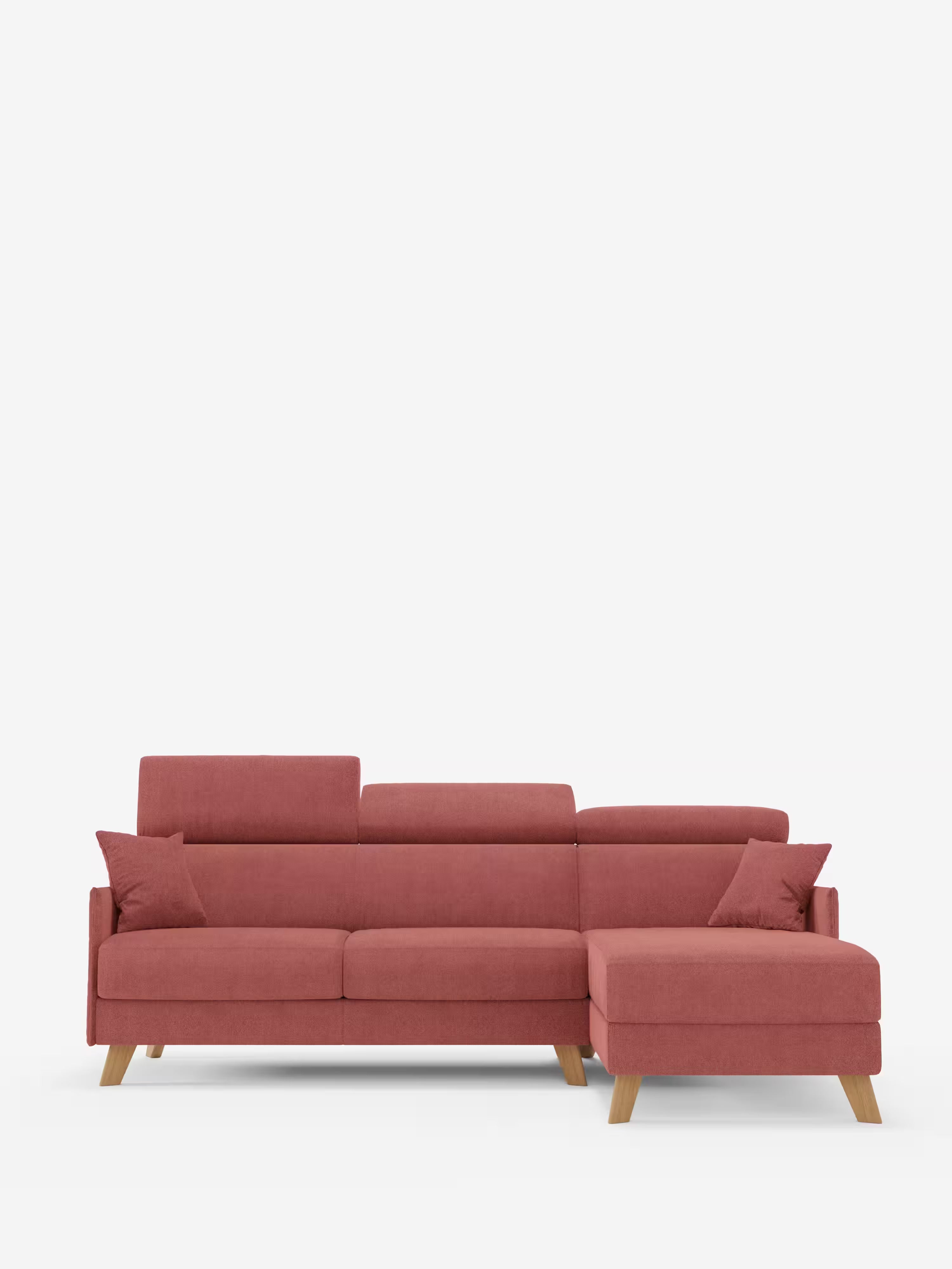 Il divano letto matrimoniale angolare Sole di Divani.Store è un moderno divano componibile in stile scandinavo di colore rosso, caratterizzato da gambe in legno e tre cuscini abbinati rossi, presentato su uno sfondo bianco. Questo divano vanta linee pulite, una chaise longue allungata con una penisola contenitore sul lato destro e poggiatesta reclinabili lungo lo schienale. Il rivestimento è realizzato in tessuto T23 antimacchia.