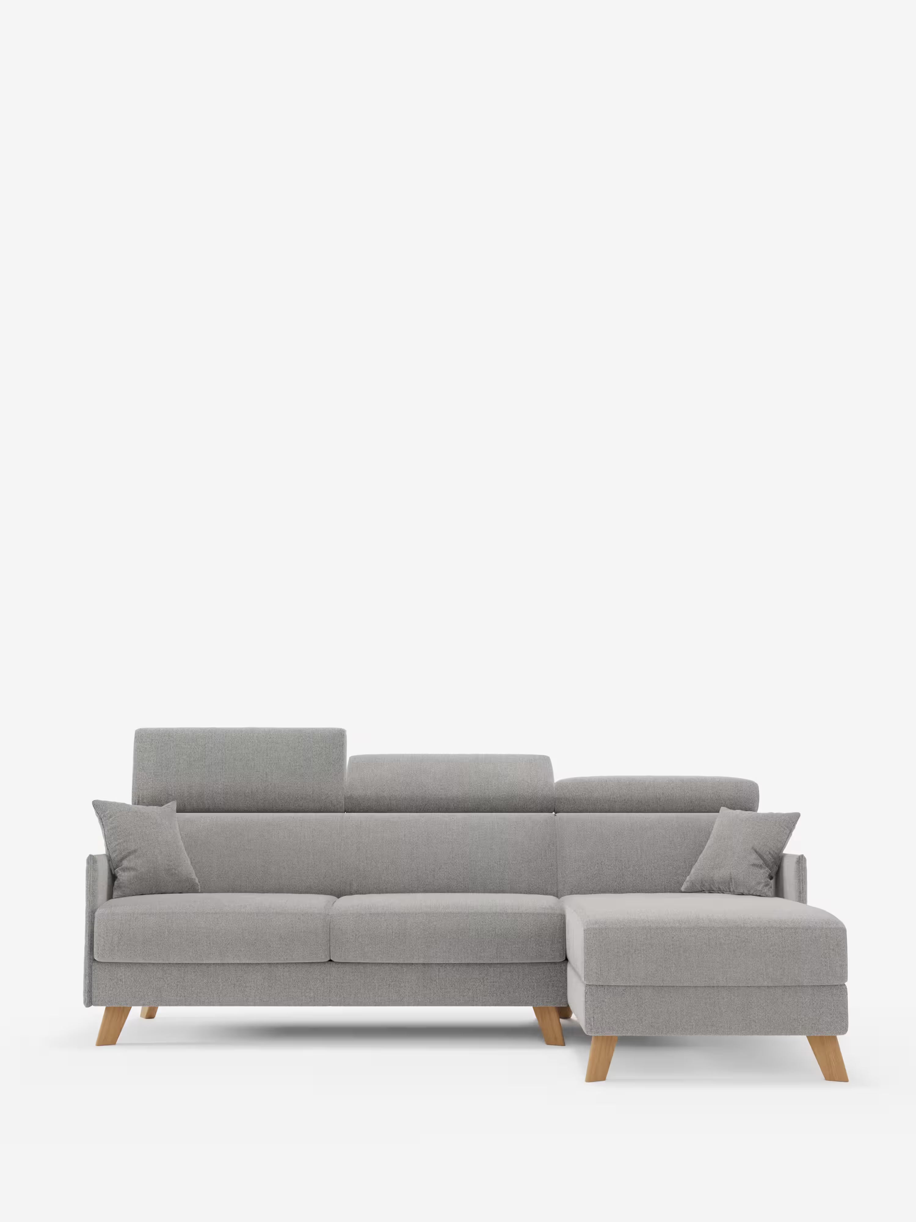 Un divano componibile contemporaneo a forma di L di colore grigio chiaro, il “Sole Divano letto matrimoniale angolare con penisola contenitore e poggiatesta reclinabili - tessuto smacchiabile T23” di Divani.Store, è dotato di gambe in legno, tre cuscini di seduta, tre cuscini di schienale e due piccoli cuscini coordinati. Il suo design minimalista, con influenze in stile scandinavo, crea un look senza tempo su uno sfondo bianco a tinta unita.