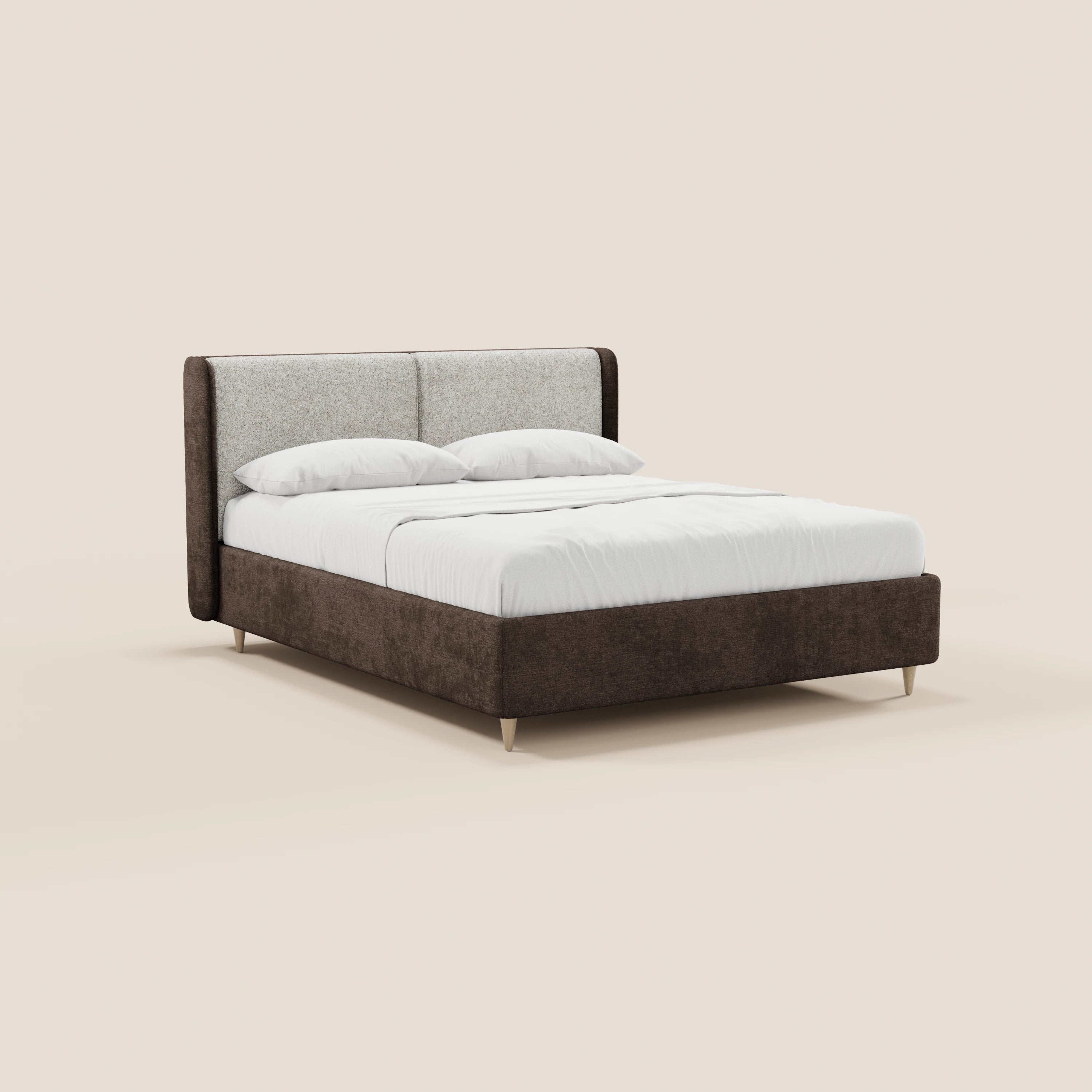Il letto imbottito bicolore VALKIRIA di Letti.store presenta una base marrone scuro, una testiera imbottita grigio chiaro, un vano contenitore e un design avvolgente e sinuoso: un modello elegante, poggiato su quattro gambe corte e incorniciato da uno sfondo beige chiaro.