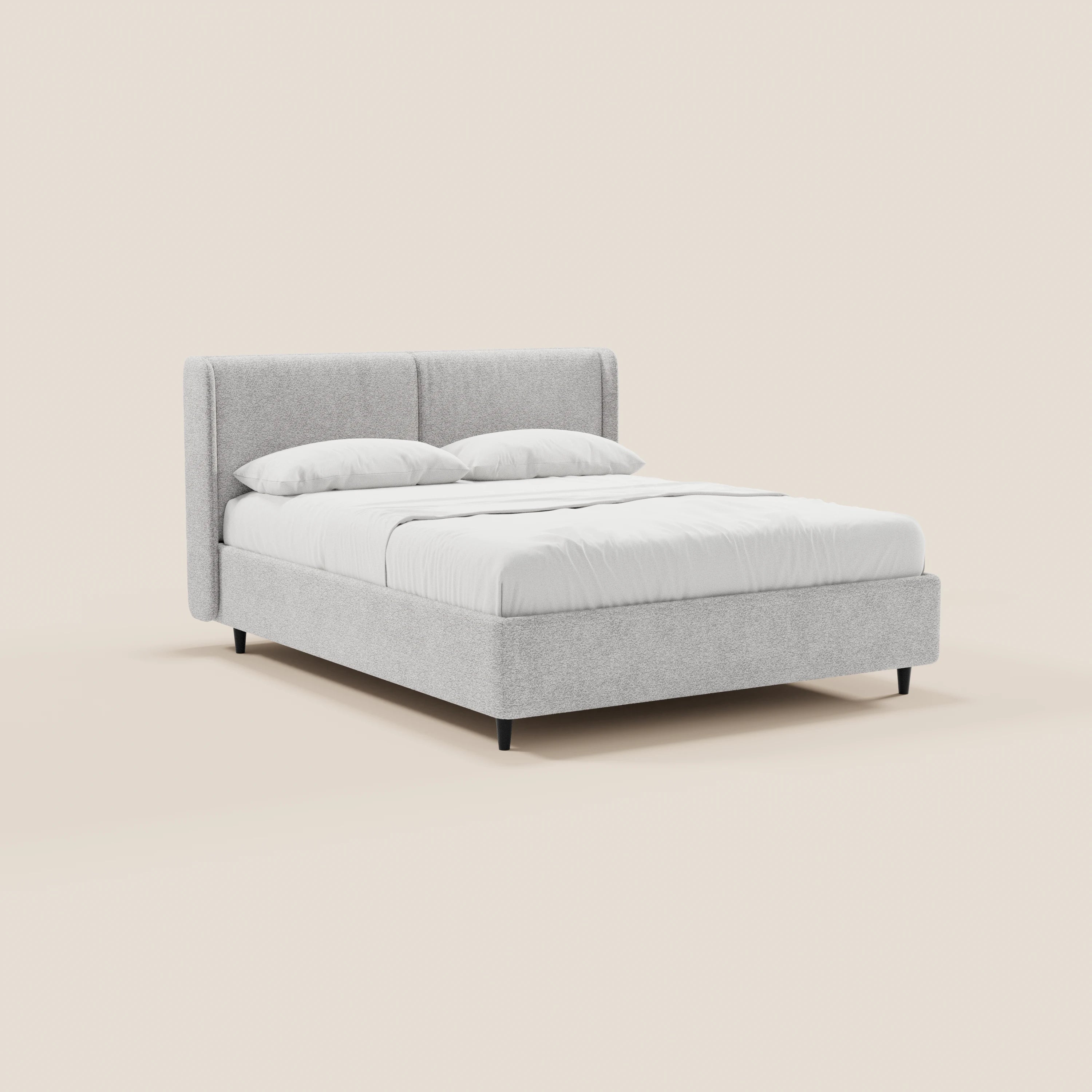 Il letto di design VALKIRIA di Letti.store presenta una struttura in tessuto Oeko-Tex® grigio chiaro, una testiera avvolgente con 2 cuscini imbottiti e un vano contenitore. Lo sfondo beige a tinta unita ne esalta lo stile contemporaneo e minimalista.