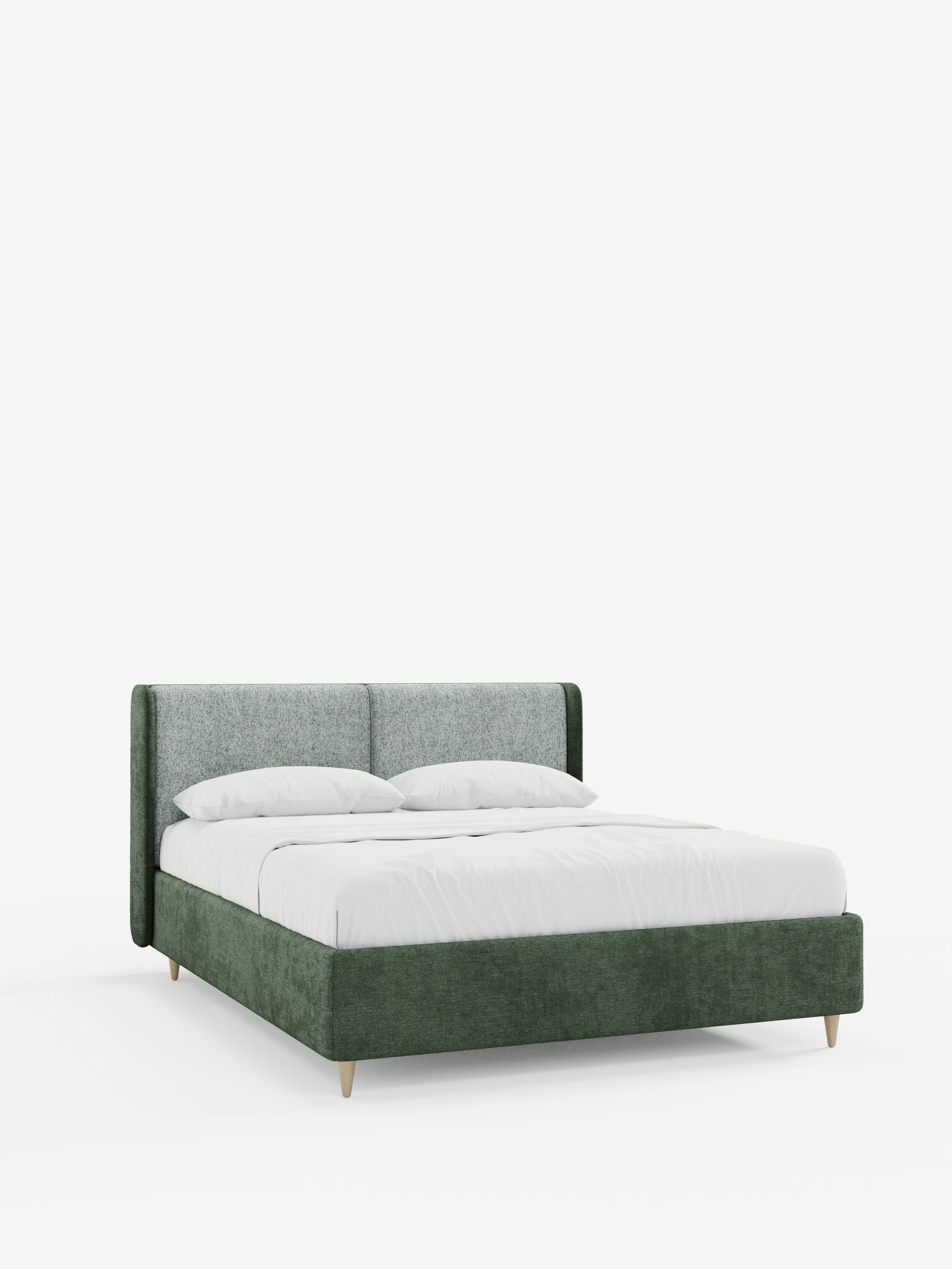 Vi presentiamo il letto imbottito bicolore VALKIRIA con contenitore di Letti.store: un letto dal design contemporaneo caratterizzato da una struttura imbottita verde dal profilo ribassato, gambe in legno chiaro e una testiera grigio chiaro dalle curve eleganti e leggermente ruvida al tatto, con cuscini di sostegno integrati. Il letto è rifatto con cura con biancheria da letto bianca e due cuscini, il tutto su uno sfondo bianco a tinta unita.