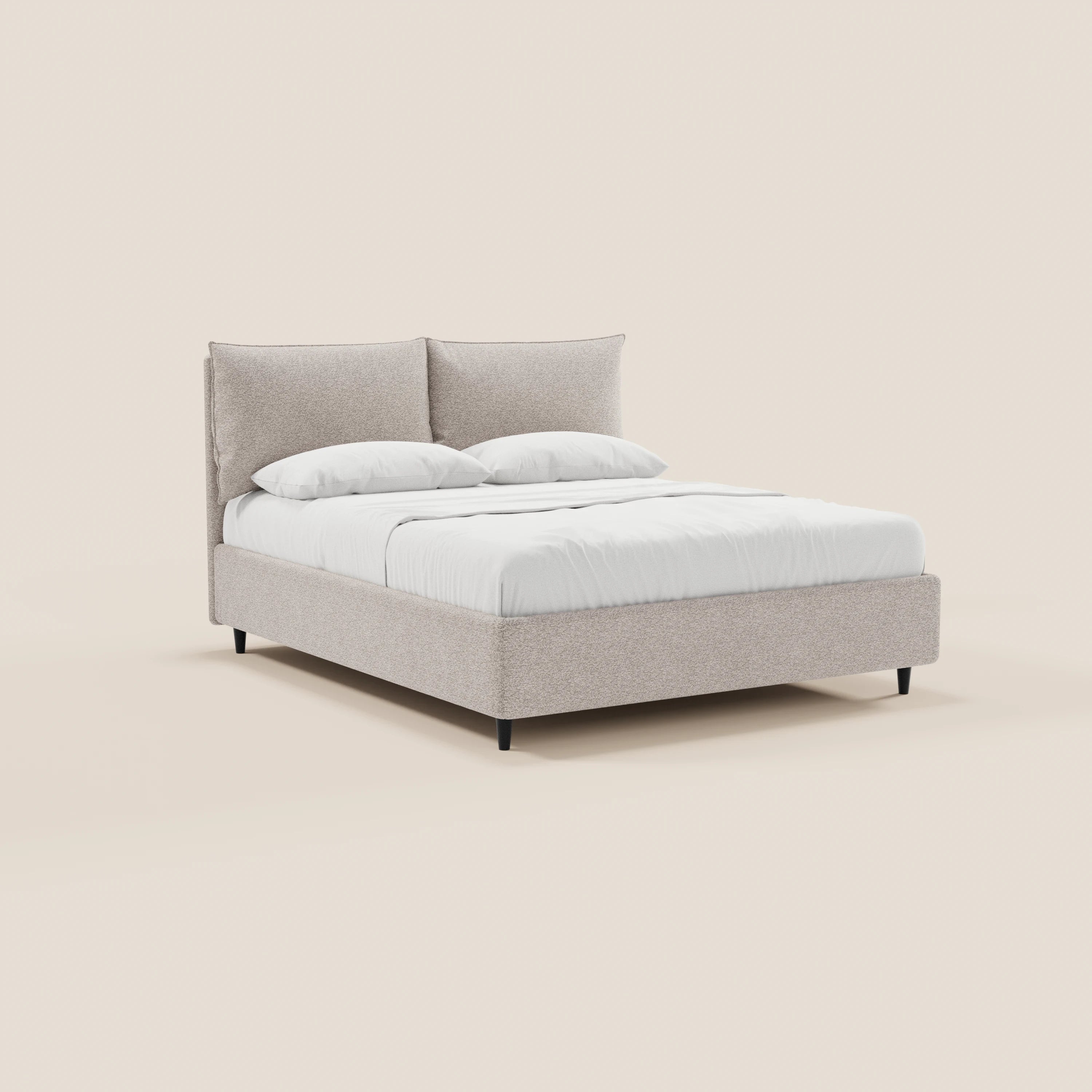 Il letto imbottito ZAYRON di Letti.store presenta una struttura in tessuto moderno color beige chiaro certificato Oeko-Tex®, morbidi cuscini regolabili, biancheria da letto bianca, due cuscini e un piumone ripiegato. Poggia su quattro gambe corte nere su uno sfondo neutro.
