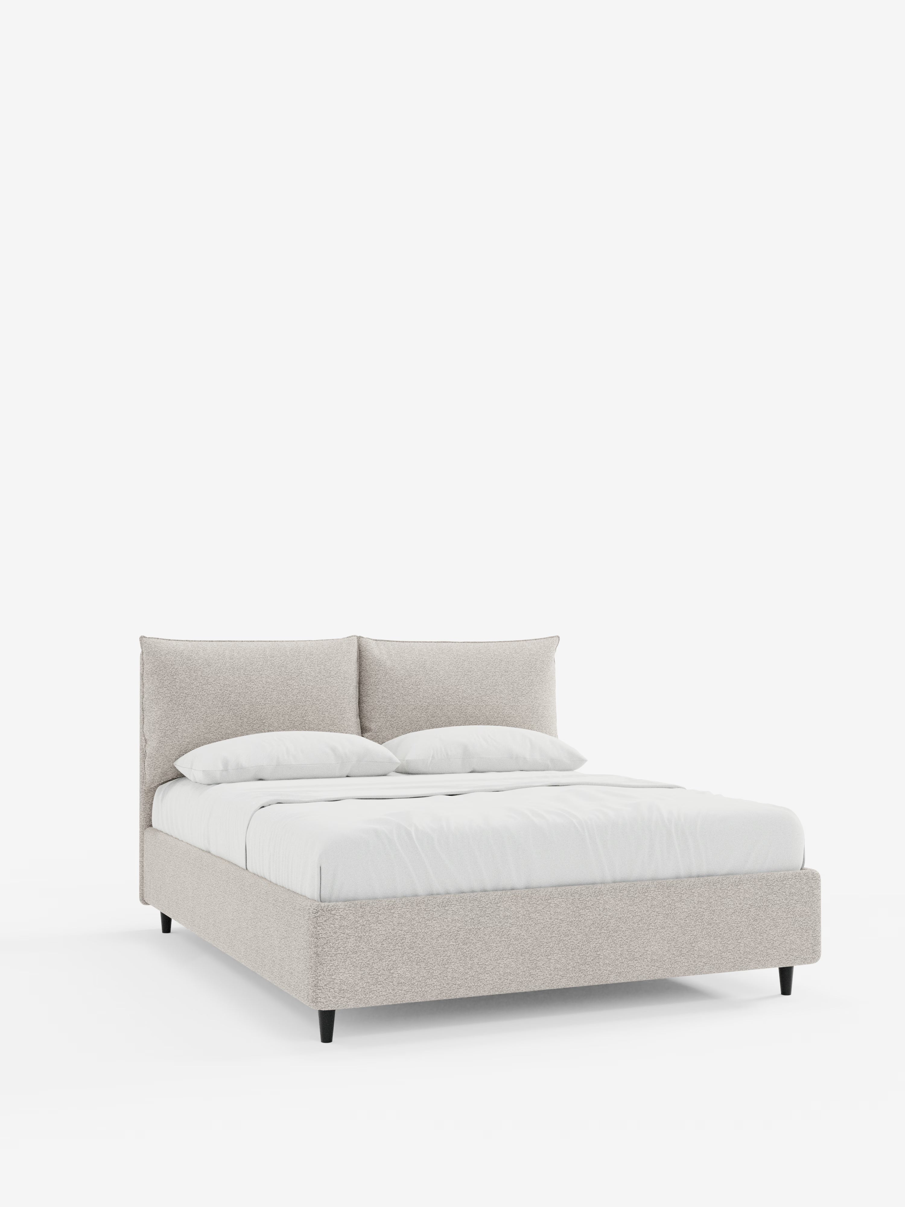 Un moderno letto imbottito ZAYRON di Letti.store, caratterizzato da una struttura in tessuto grigio chiaro certificato Oeko-Tex®, due grandi cuscini dello schienale regolabili e biancheria da letto di un bianco brillante. Il letto poggia su gambe corte di colore scuro ed è posizionato al centro di uno sfondo bianco a tinta unita.