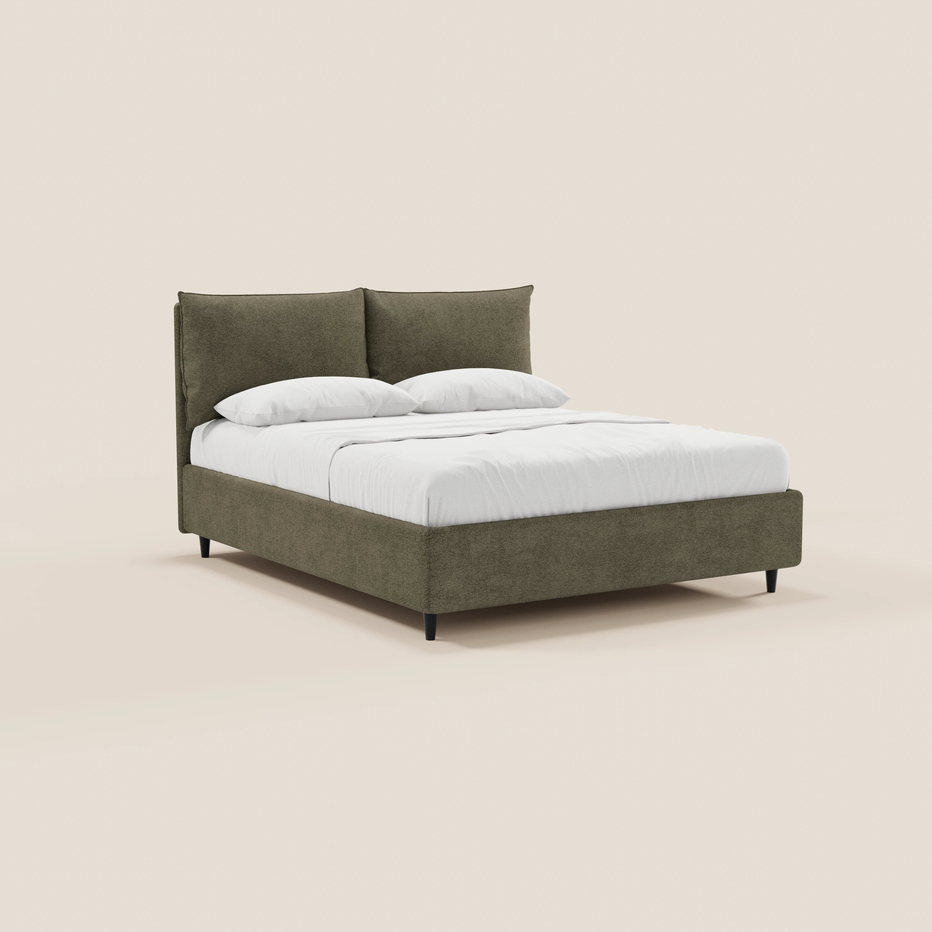 Il letto imbottito ZAYRON di Letti.store presenta una struttura in tessuto verde oliva certificato Oeko-Tex®, cuscini regolabili, biancheria da letto bianca e gambe corte nere, il tutto su uno sfondo beige chiaro.