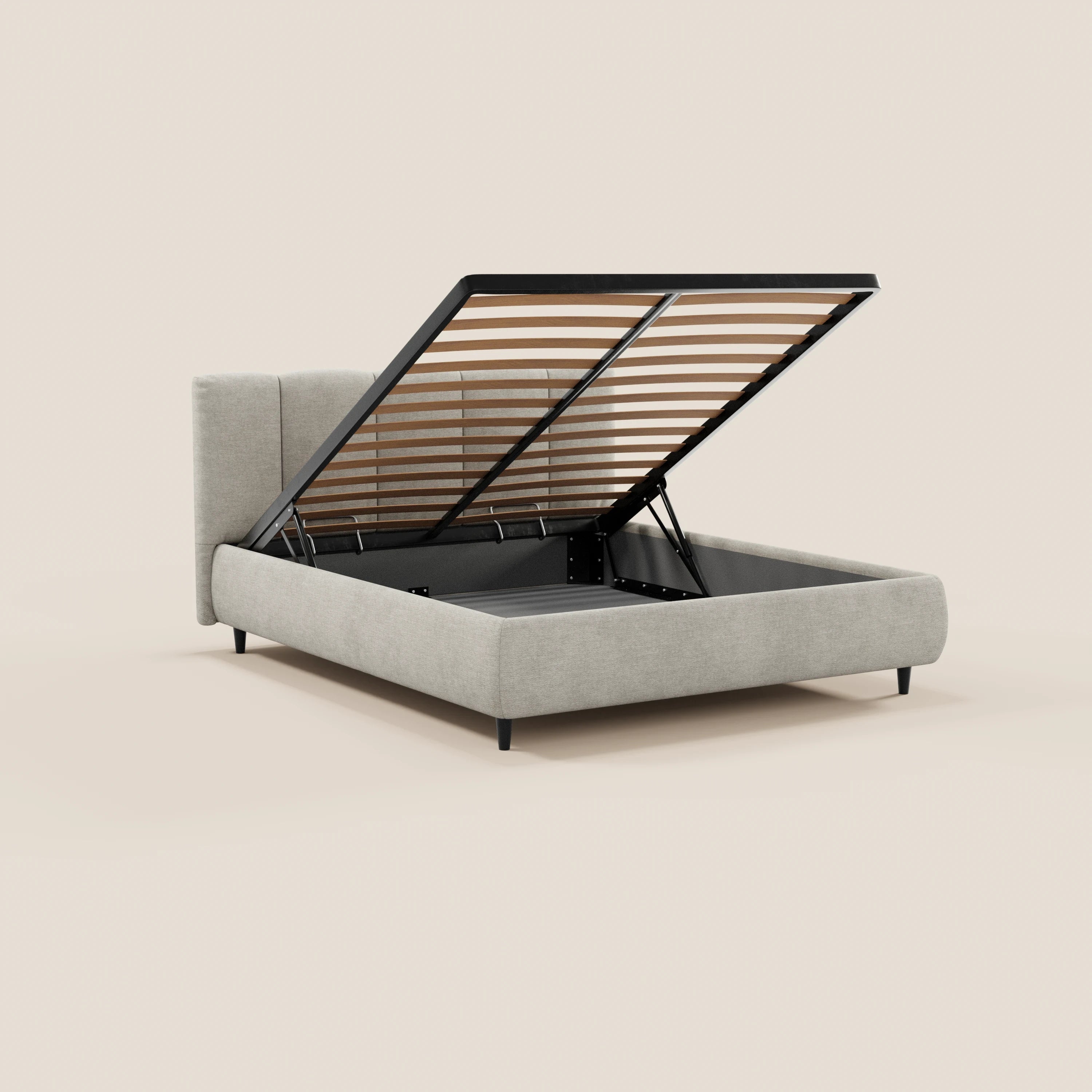 Il letto imbottito ARKAM di Letti.store presenta un design shabby chic in tessuto certificato Oeko-Tex®, una base sollevabile che rivela un ampio vano contenitore e una testiera con cuciture verticali — raffigurato aperto, con gambe corte nere su uno sfondo chiaro a tinta unita.