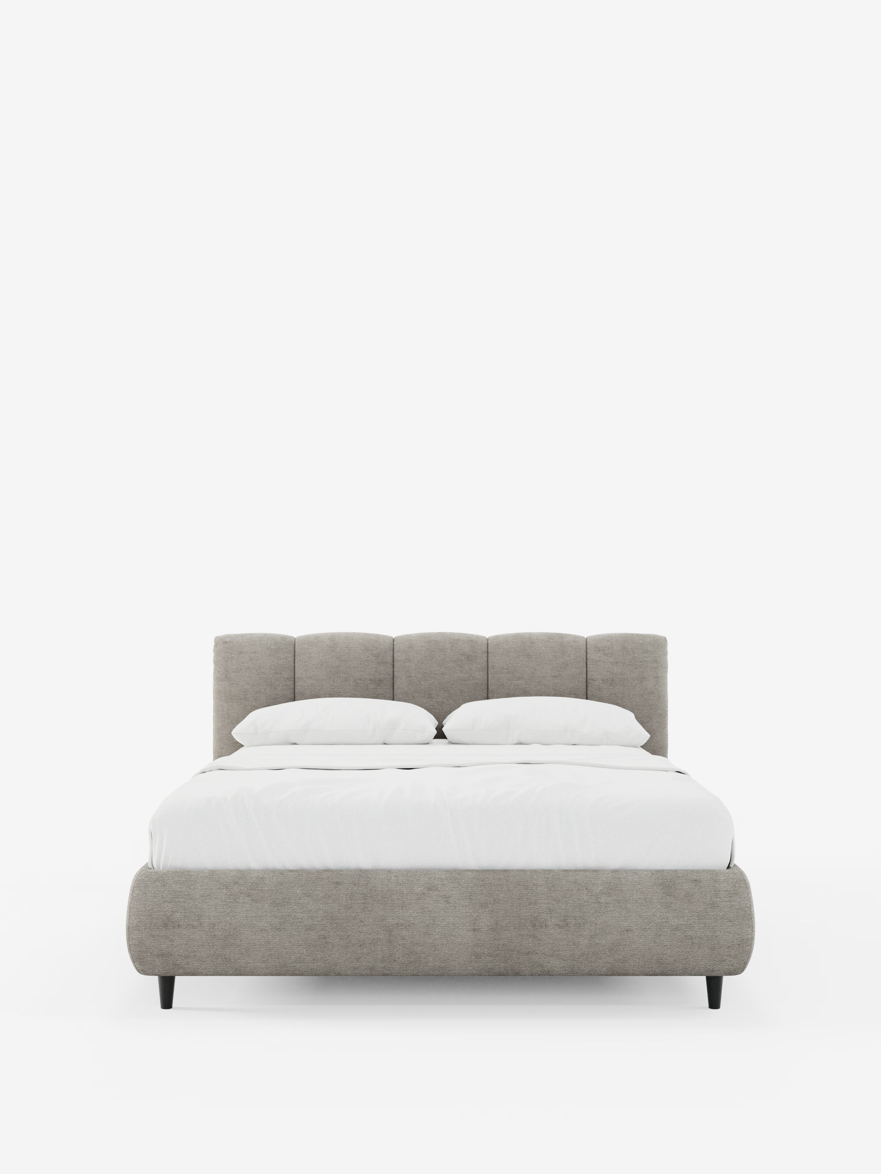 Un letto imbottito ARKAM color beige con contenitore e testiera a lavorazione verticale di Letti.store, caratterizzato da un design shabby chic in tessuto certificato Oeko-Tex®. Il letto è abbinato a biancheria da letto bianca e due cuscini, poggia su gambe nere leggermente inclinate ed è ripreso di fronte su uno sfondo bianco a tinta unita.