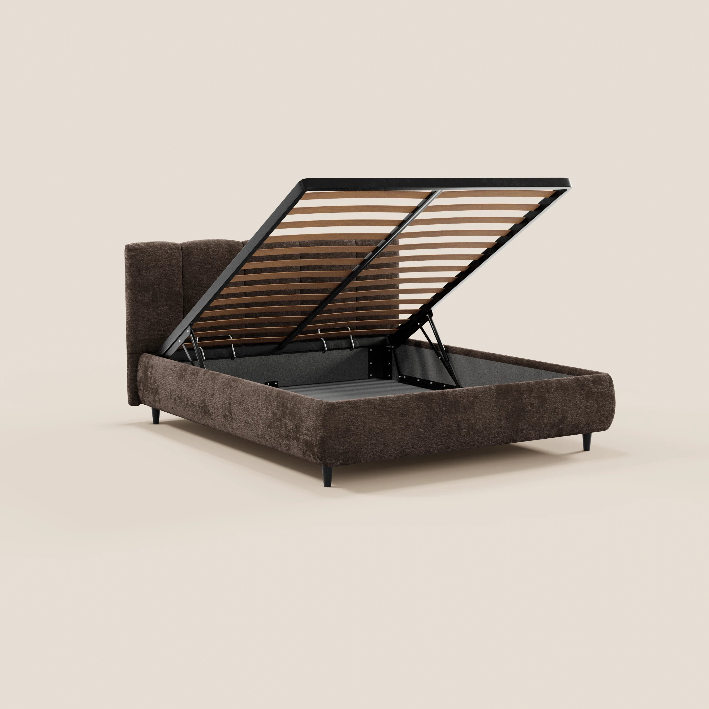 Il letto imbottito ARKAM di Letti.store, realizzato in tessuto Oeko-Tex®, è dotato di un vano contenitore e di una testiera con lavorazione verticale in stile shabby chic. Il design risalta su uno sfondo beige chiaro, con pratici spazi nascosti sotto la base sollevabile.
