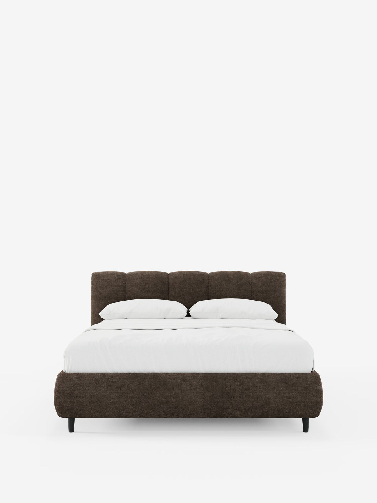 Viene presentato il letto imbottito ARKAM con contenitore e testiera a cuciture verticali di Letti.store, caratterizzato da una struttura in tessuto marrone certificato Oeko-Tex® con testiera imbottita e cuciture verticali. Il letto è rivestito con biancheria da letto bianca e due cuscini, poggia su corte gambe nere ed è posizionato al centro di uno sfondo bianco a tinta unita.