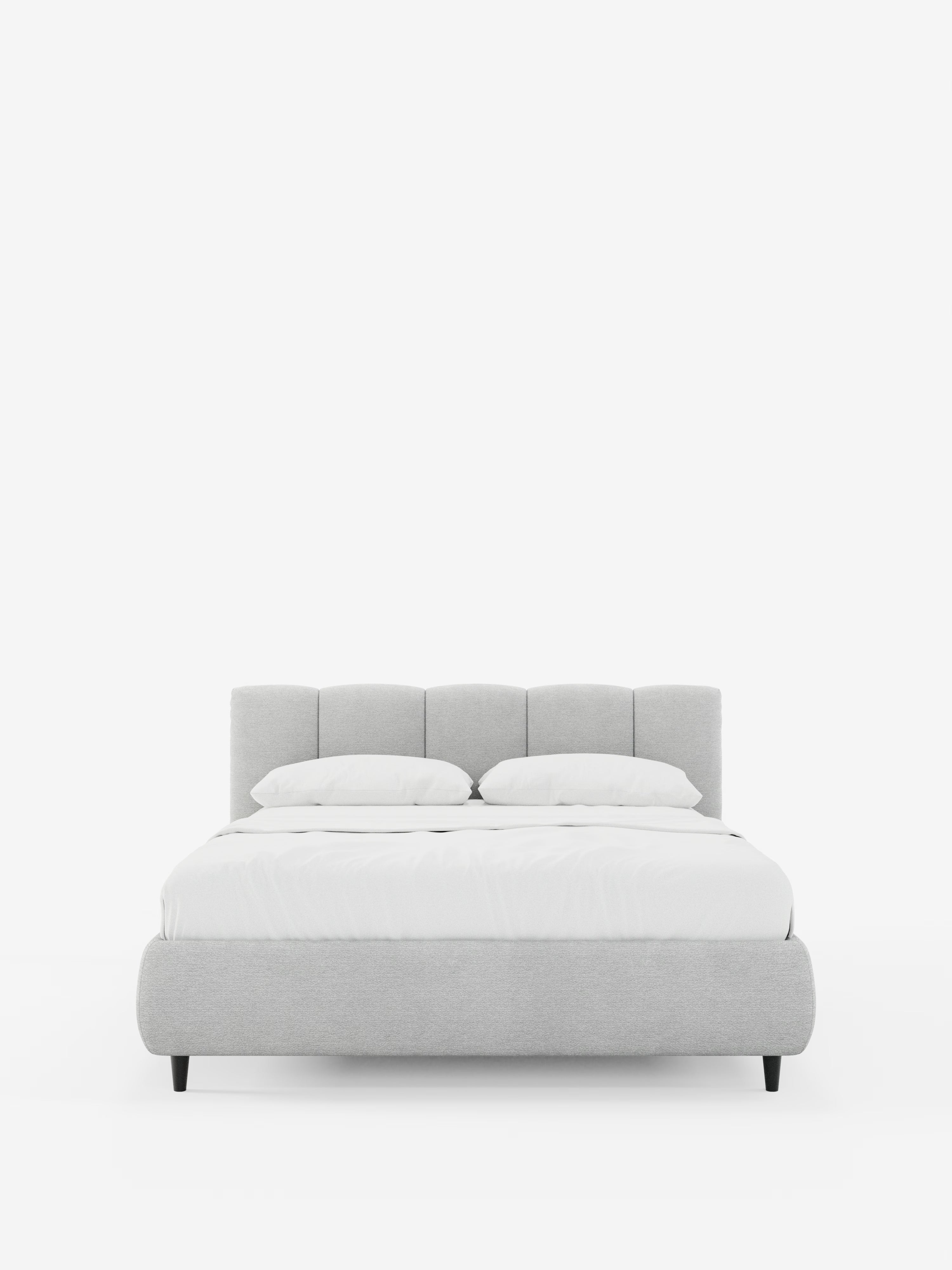Un moderno letto imbottito ARKAM grigio chiaro con contenitore e testiera a lavorazione verticale di Letti.store, realizzato in tessuto certificato Oeko-Tex® dal design shabby chic. Il letto presenta una testiera imbottita con lavorazione verticale, due cuscini bianchi e un piumone bianco. Le gambe sono corte, nere e angolate; il tutto è posizionato al centro di uno sfondo bianco semplice.