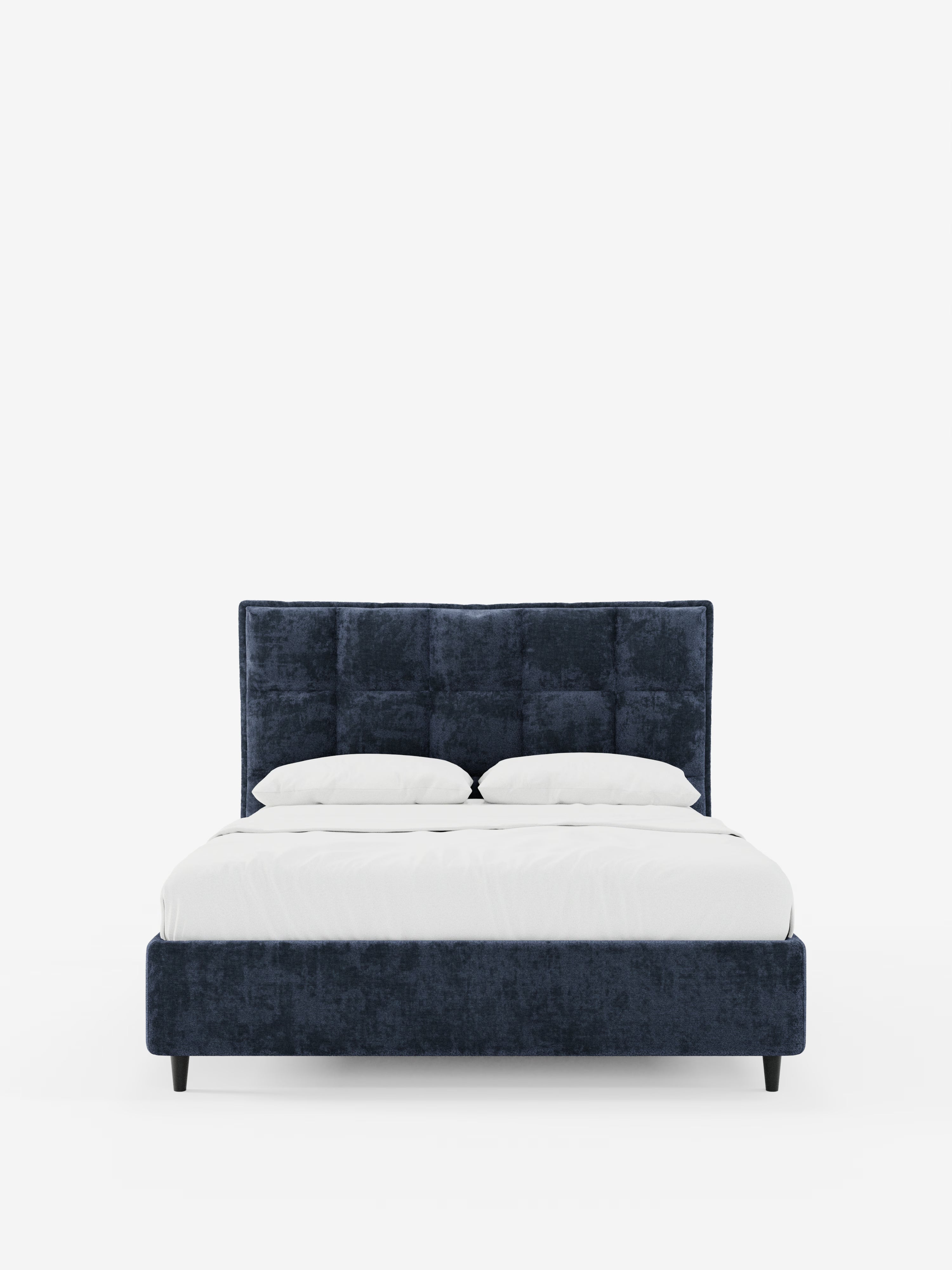 Vi presentiamo AURO, letto imbottito con contenitore e testiera alta capitonné in ciniglia Oeko-Tex® di Letti.store: un letto moderno caratterizzato da una sofisticata testiera alta e da una struttura imbottite in blu scuro con effetto capitonné. Completo di due cuscini bianchi e un piumone bianco ben rifatto, è perfetto per le camere dal design contemporaneo. Questo elegante letto moderno poggia su corte gambe nere e risalta magnificamente su uno sfondo bianco a tinta unita.