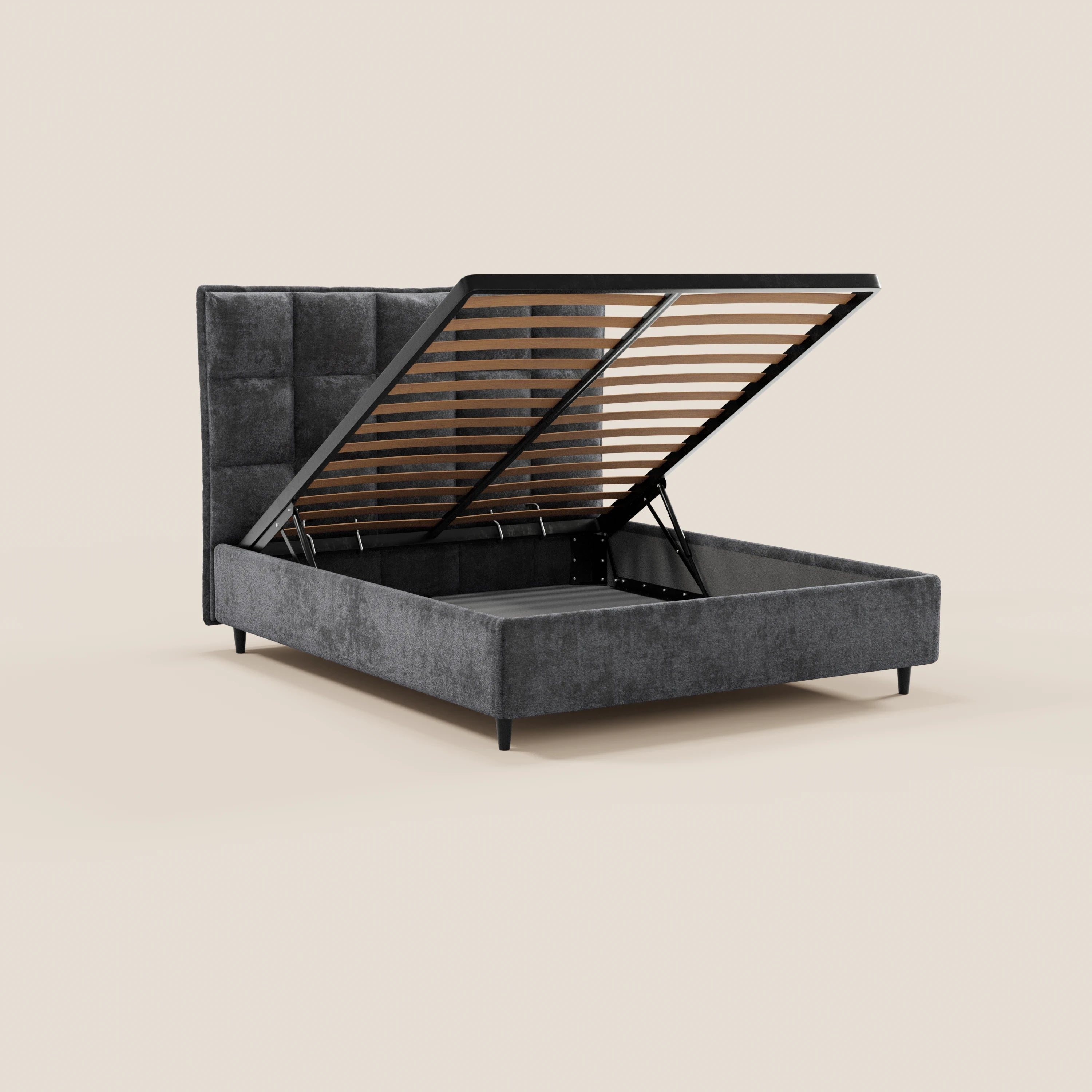 Il letto imbottito AURO con contenitore di Letti.store presenta una testiera alta capitonné in ciniglia Oeko-Tex® di colore grigio scuro, gambe nere e base beige chiaro. Il piano si solleva rivelando lo spazio contenitore, sostenuto da doghe in legno e da un telaio metallico.