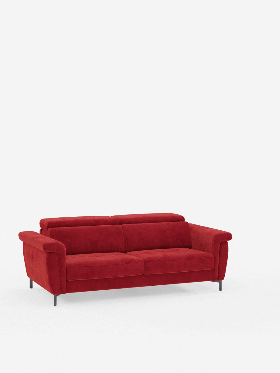 Un divano rosso a due posti dal design contemporaneo, il divano letto di design Capri con piedini alti di Divani.Store, è messo in risalto su uno sfondo bianco. Caratterizzato da morbidi cuscini, braccioli e poggiatesta reclinabili rivestiti in un lussuoso tessuto effetto velluto antimacchia (T30), poggia su gambe alte, sottili e nere. Il design minimalista italiano è al centro dell’immagine, circondato da un ampio spazio bianco.