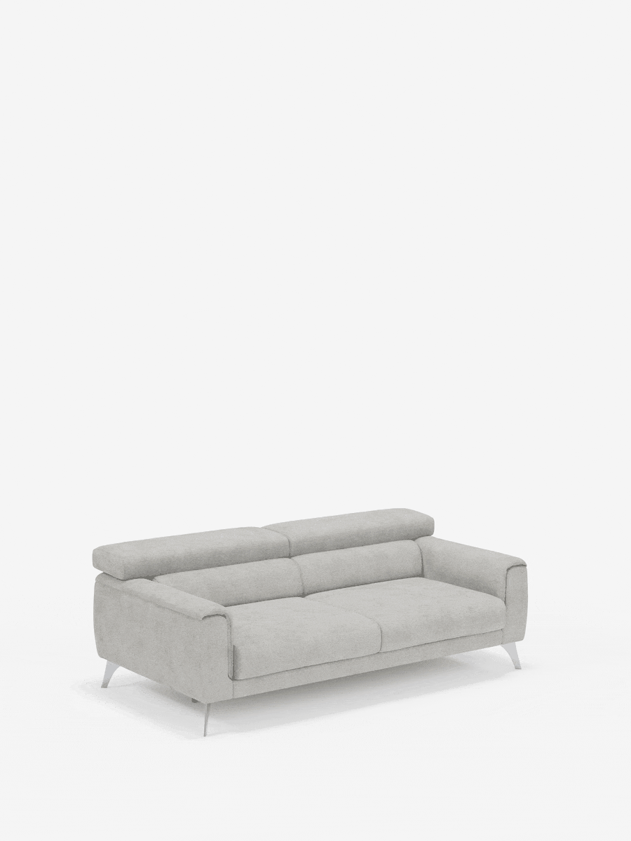 Un divano Caravaggio a 2 e 3 posti di colore grigio chiaro di Divani.Store, rivestito con l'elegante tessuto T31 resistente alle macchie, è messo in risalto su uno sfondo bianco. Questo divano moderno è caratterizzato da sottili gambe in metallo, linee pulite e morbidi cuscini che gli conferiscono un look contemporaneo e minimalista. Progettato per garantire comfort e versatilità, le sue sedute allungabili consentono di regolare facilmente la profondità di seduta, mentre i poggiatesta reclinabili offrono
