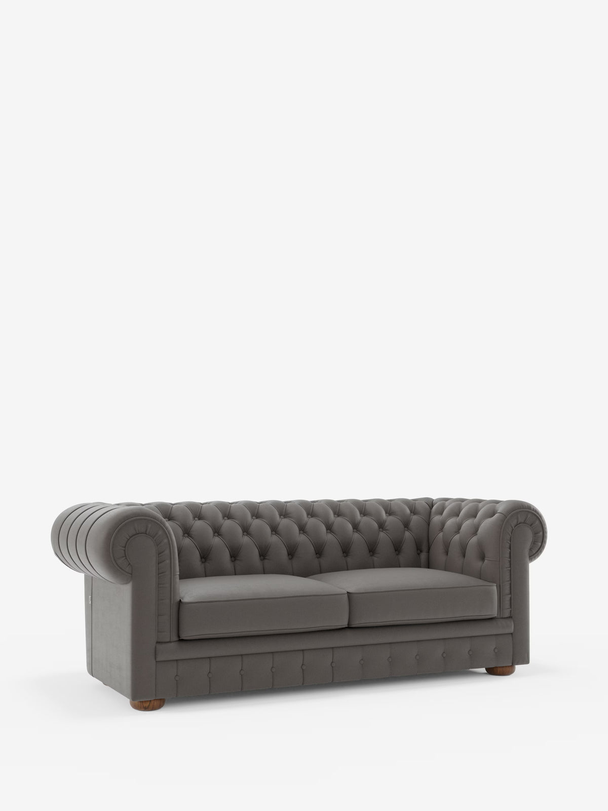 Un divano Chesterfield grigio scuro trapuntato di Divani.Store, denominato Chester – Divano Chesterfield in vera pelle spessorata a 2 e 3 posti, presenta braccioli e schienale arrotondati, due cuscini di seduta, rifiniture con bottoni e gambe corte in legno che risaltano su uno sfondo bianco. Questo elegante divano artigianale Made in Italy è rivestito in vera pelle spessorata e si distingue per la squisita maestria artigianale e lo stile intramontabile.