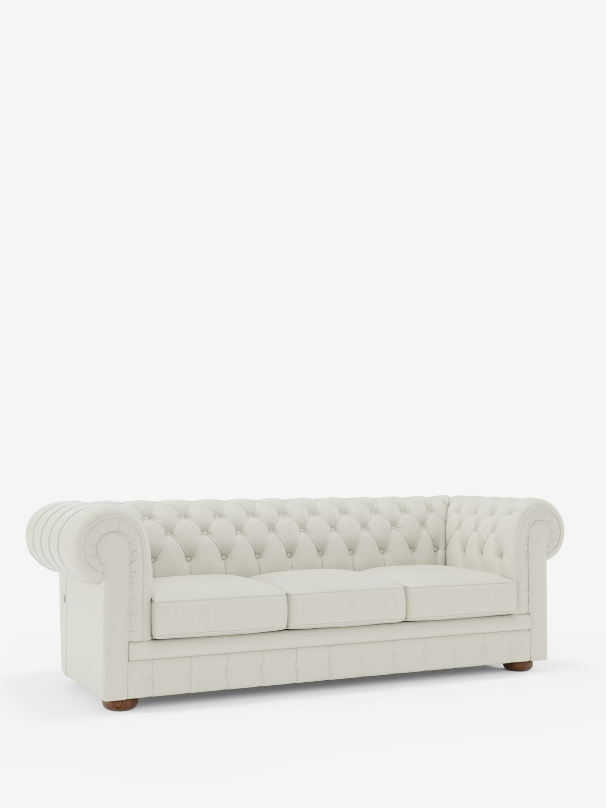 Un classico ed elegante divano Chester a 4 posti con 3 sedute in vera pelle – Chesterfield capitonné artigianale di Divani.Store, caratterizzato da rivestimento in vera pelle bianca capitonné, braccioli arrotondati, tre cuscini di seduta e robuste gambe in legno. Il divano artigianale è presentato su uno sfondo bianco a tinta unita.
