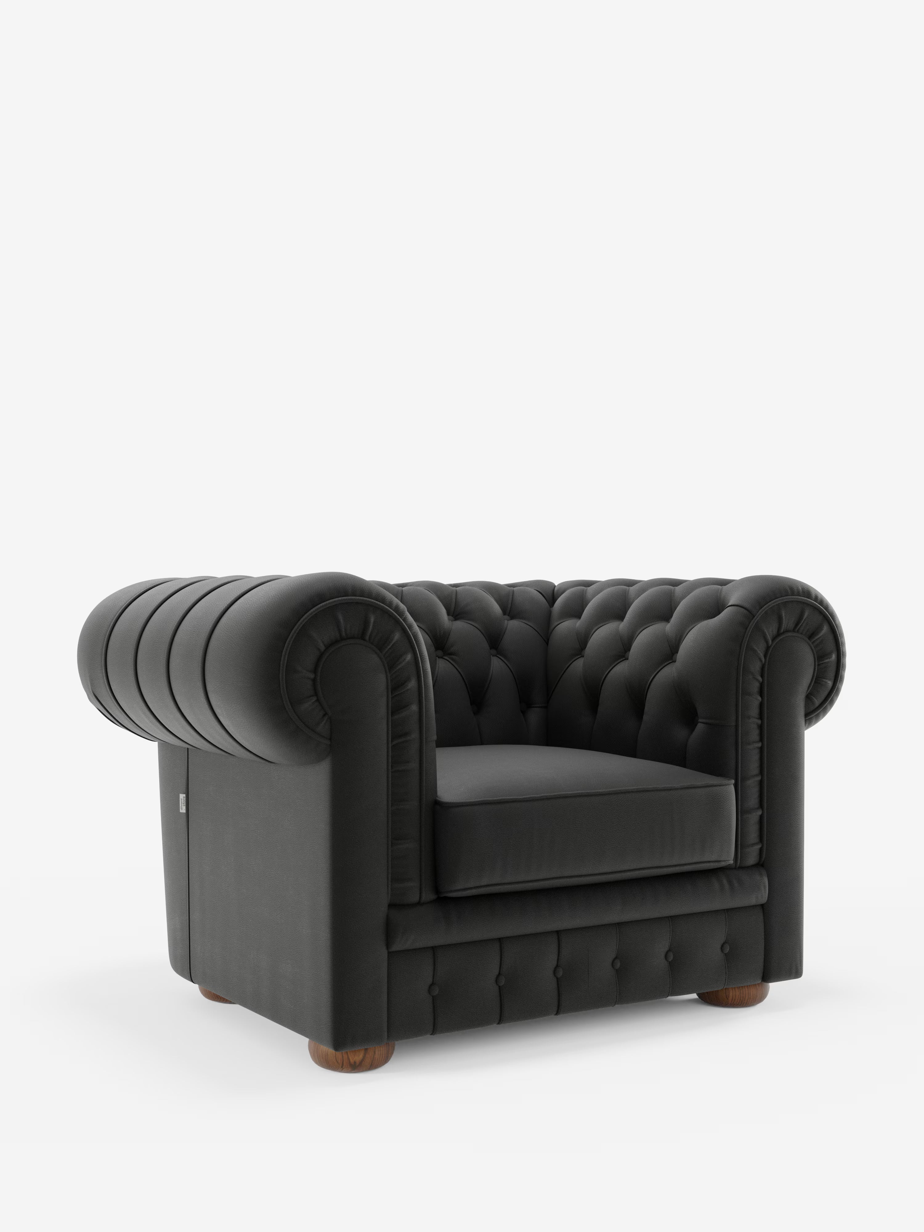 Una poltrona Chester in vera pelle spessorata con capitonné artigianale di Divani.Store, caratterizzata da una profonda trapuntatura a bottoni, braccioli arrotondati e gambe corte e rotonde in legno rivestite in elegante pelle nera, che risaltano su uno sfondo bianco a tinta unita. Questo pezzo realizzato con maestria emana un lusso classico grazie alla sua imbottitura soffice e al rivestimento meticoloso: perfetto per qualsiasi arredamento di lusso.