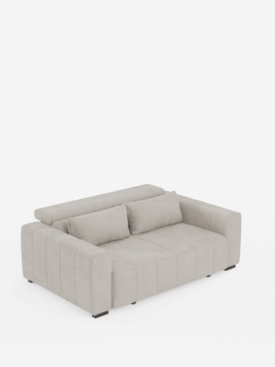 Un moderno divano a tre posti Doric Divani.Store, color beige chiaro, dalle linee squadrate e rivestito in morbido tessuto T23 resistente alle macchie, dotato di sedute estensibili grazie al sistema di relax elettrico e di poggiatesta reclinabili; nell'immagine viene mostrato, passo dopo passo, il processo di trasformazione in un letto piano su sfondo bianco.
