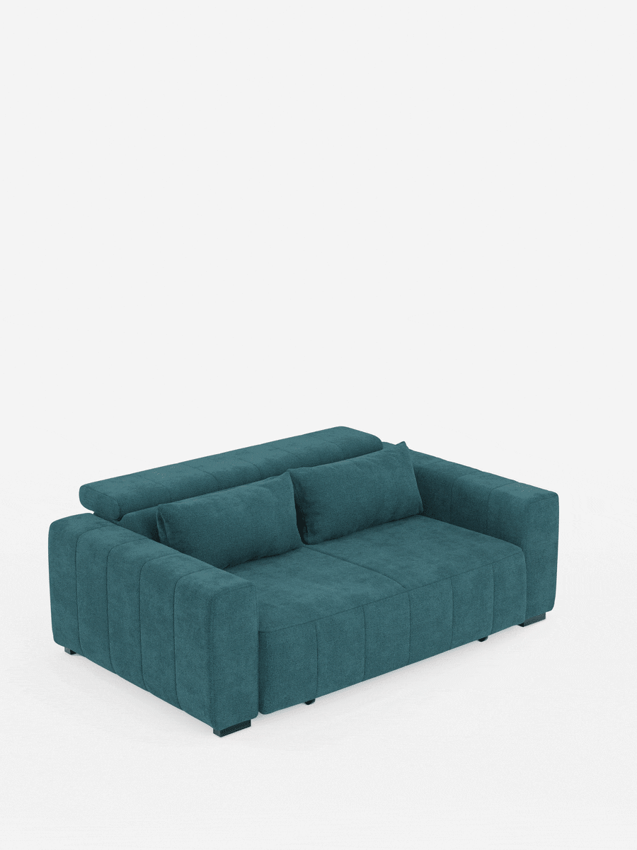 Un divano a tre posti in stile dorico color verde acqua di Divani.Store, caratterizzato da ampi braccioli, due cuscini dello schienale e tessuto T23 antimacchia. La sequenza animata mostra come la seduta si estenda in avanti grazie a un meccanismo di reclinazione elettrico, mentre il poggiatesta regolabile si ripiega verso il basso per creare una superficie di riposo ampia e piana.