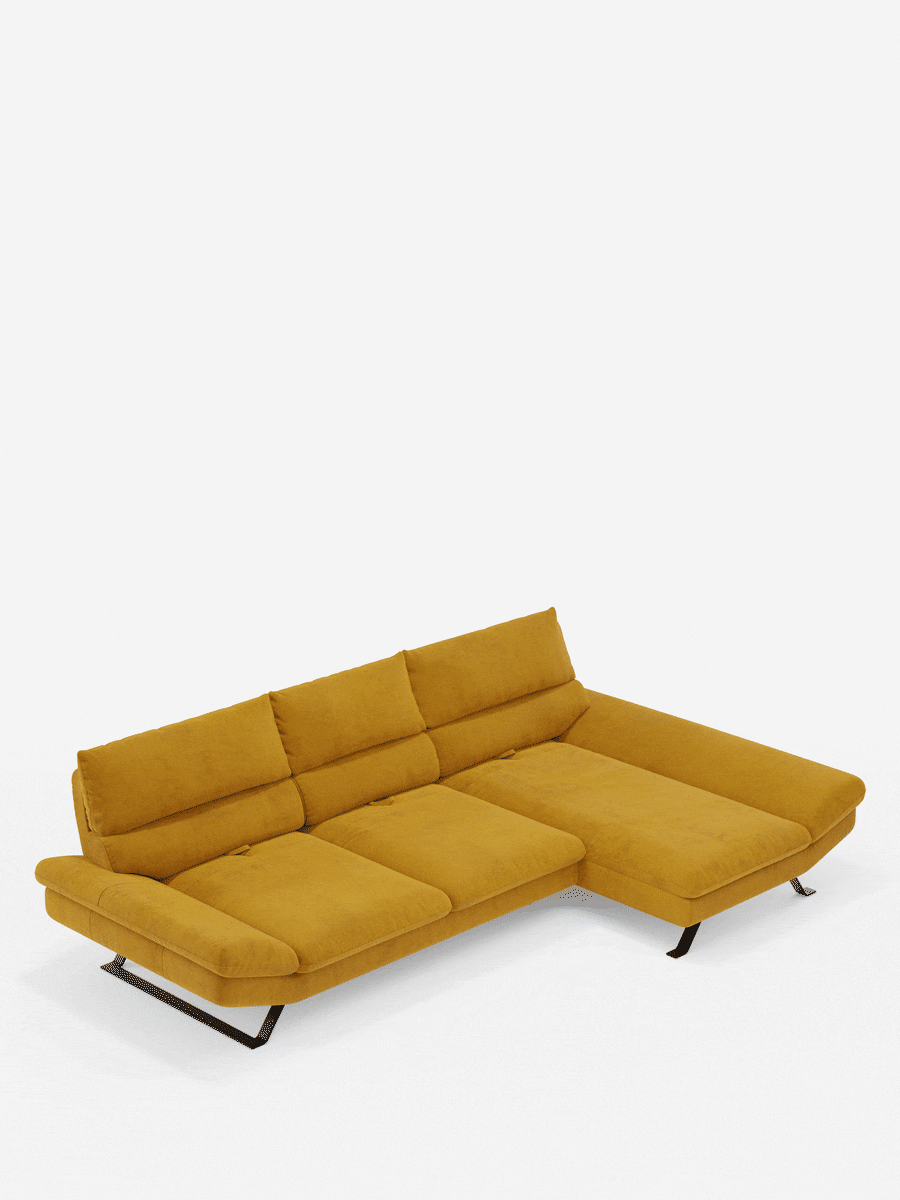 Il divano angolare Eclipse con penisola e schienali traslanti in microfibra tecnica smacchiabile T11 di Divani.Store è un divano componibile a L di colore giallo senape, caratterizzato da eleganti gambe in metallo. Il suo design moderno risalta sullo sfondo bianco a tinta unita, mentre gli schienali traslanti regolabili e la configurazione spaziosa consentono una disposizione flessibile dei posti a sedere o la trasformazione in un letto piatto per dormire.