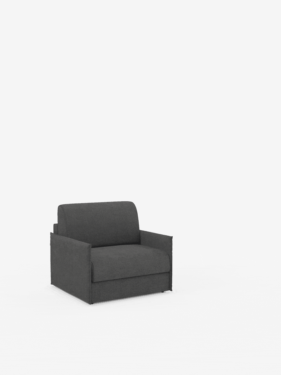 Una poltrona letto compatta Evans grigio scuro con materasso di Divani.Store è posizionata su uno sfondo bianco. Questa poltrona dalle linee squadrate presenta braccioli dritti ed è rivestita in tessuto T23 sfoderabile e antimacchia. Con il suo design semplice, lo schienale e il cuscino di seduta rigidi e l’assenza di gambe a vista, è una poltrona letto salvaspazio ideale per gli spazi ridotti.