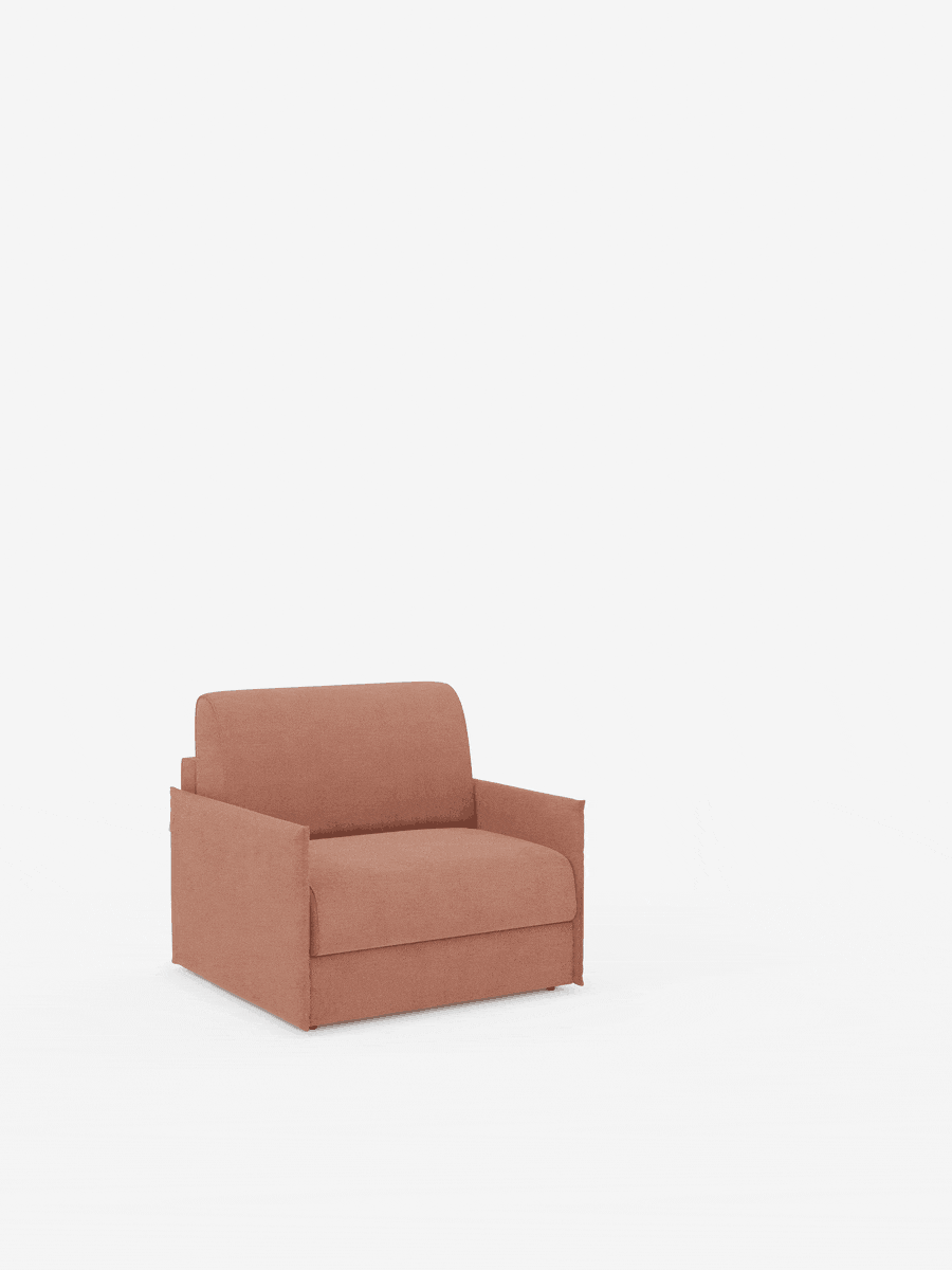 Una poltrona letto compatta Evans color rosa salmone con materasso di Divani.Store è posizionata al centro di uno sfondo bianco. Questo divano letto monoposto presenta braccioli dritti e un design squadrato e minimalista, con morbidi cuscini di seduta e schienale impreziositi da cuciture a vista. Il rivestimento in tessuto T23, sfoderabile e antimacchia, lo rende una soluzione moderna e accogliente, ideale per gli spazi ridotti in cui la funzionalità salvaspazio è fondamentale.