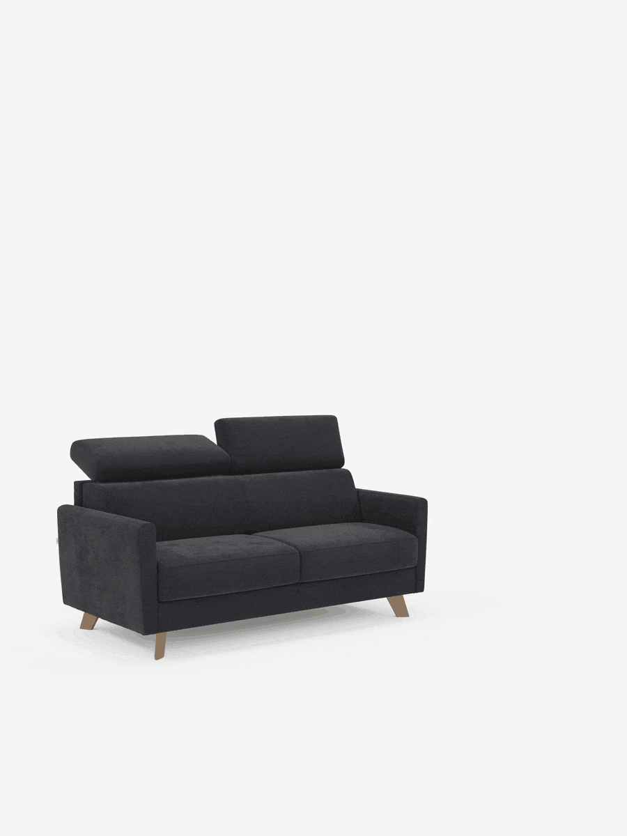 Un moderno divano letto Francy con poggiatesta regolabili di Divani.Store, rivestito in elegante tessuto T30 grigio scuro resistente alle macchie e con fodere completamente sfoderabili, spicca su uno sfondo bianco a tinta unita. Il divano a due posti presenta gambe angolari in legno, due poggiatesta regolabili — uno sollevato e uno abbassato — e linee pulite e squadrate che gli conferiscono un aspetto minimalista e contemporaneo.