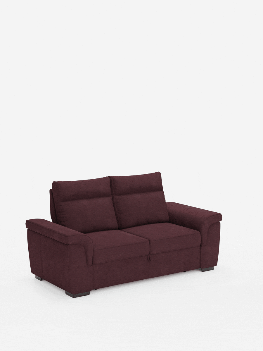 Un divano Ischia a 3 posti con pouf estraibile e schienali scorrevoli in tessuto misto lino antimacchia, rivestito in tessuto bordeaux scuro con due cuscini dello schienale rimovibili, ampi braccioli imbottiti e piedini bassi e scuri su sfondo bianco.