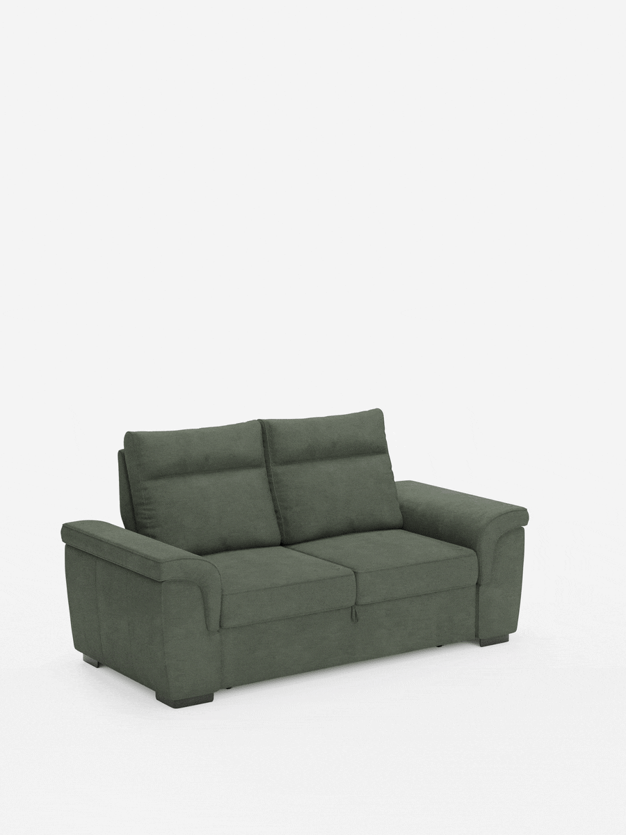 Un divano a tre posti modello Ischia con pouf estraibile e schienali scorrevoli, rivestito in tessuto misto lino antimacchia color verde oliva scuro, è raffigurato su uno sfondo bianco; presenta due cuscini dello schienale, braccioli bassi e un pouf estraibile nascosto alla base.