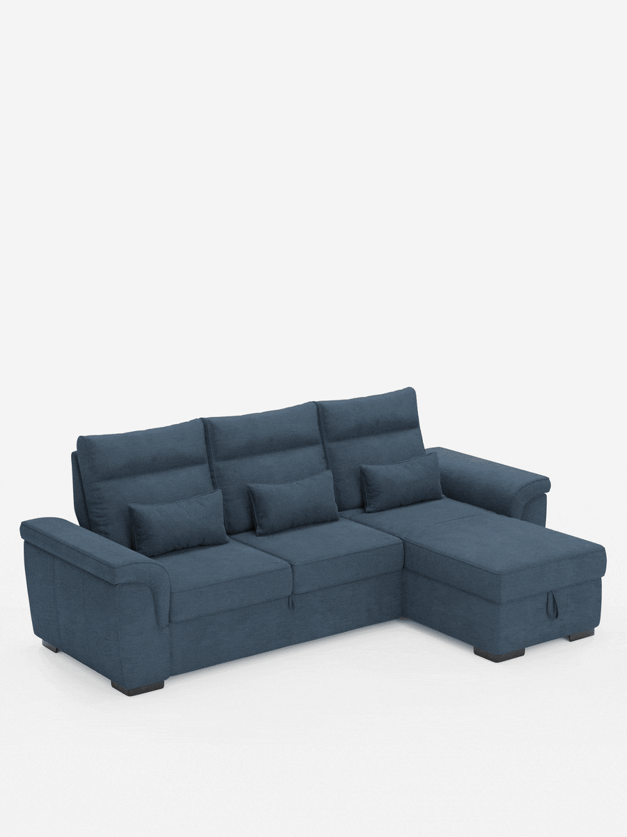 Il divano letto angolare Ischia con schienali traslanti è un divano componibile a forma di L di colore blu scuro, dotato di tre cuscini dello schienale, cuscini lombari, ampi braccioli e una chaise longue sul lato destro, il tutto su uno sfondo grigio chiaro.