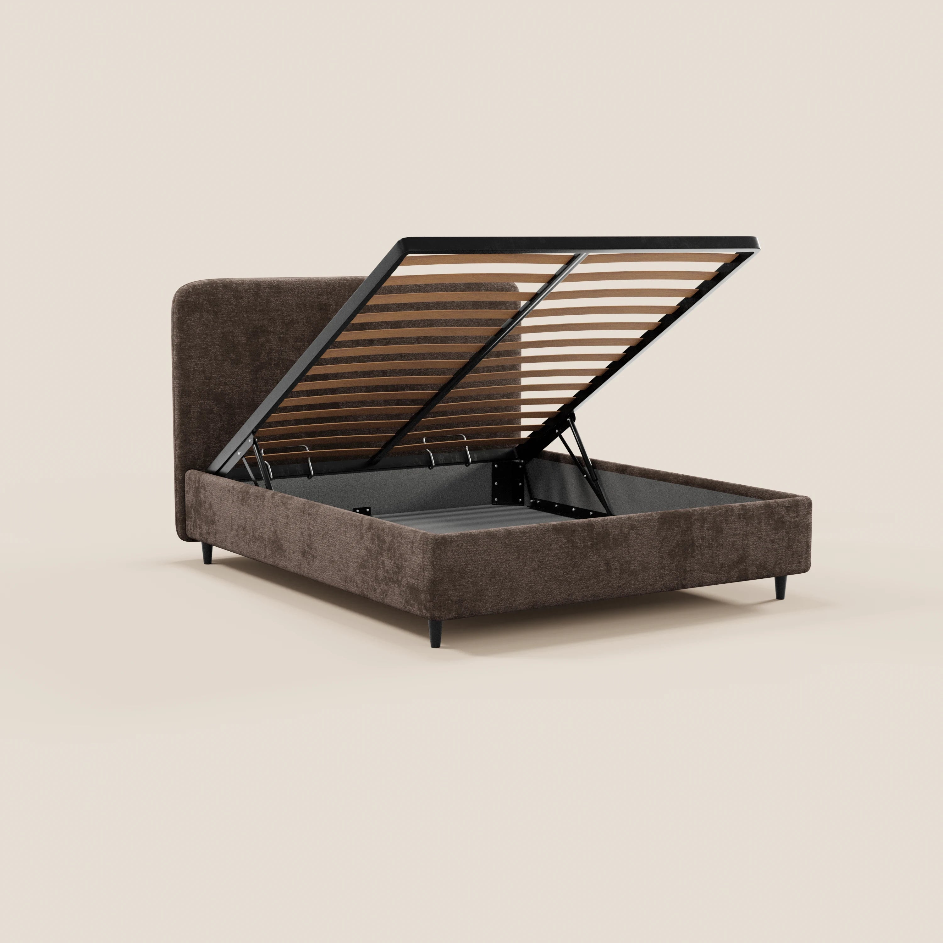 Il letto imbottito KAELOS minimal di Letti.store si caratterizza per l'elegante tessuto in ciniglia, i piedini alti, la testiera arrotondata e imbottita e una base con contenitore a sollevamento dotata di meccanismo in metallo nero — qui raffigurato su uno sfondo neutro.