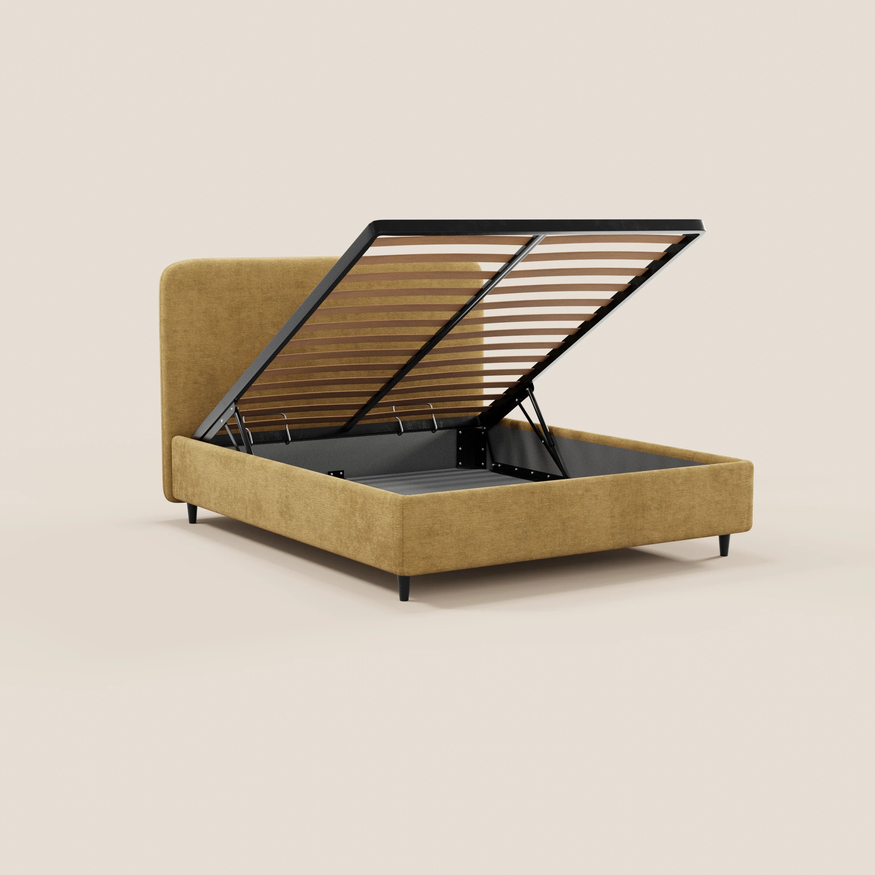 Il letto imbottito KAELOS minimal di Letti.store è caratterizzato da un rivestimento in ciniglia giallo senape, gambe alte nere e una testiera arrotondata. La sua base a doghe si solleva per rivelare un ampio vano contenitore, qui raffigurato su uno sfondo beige.