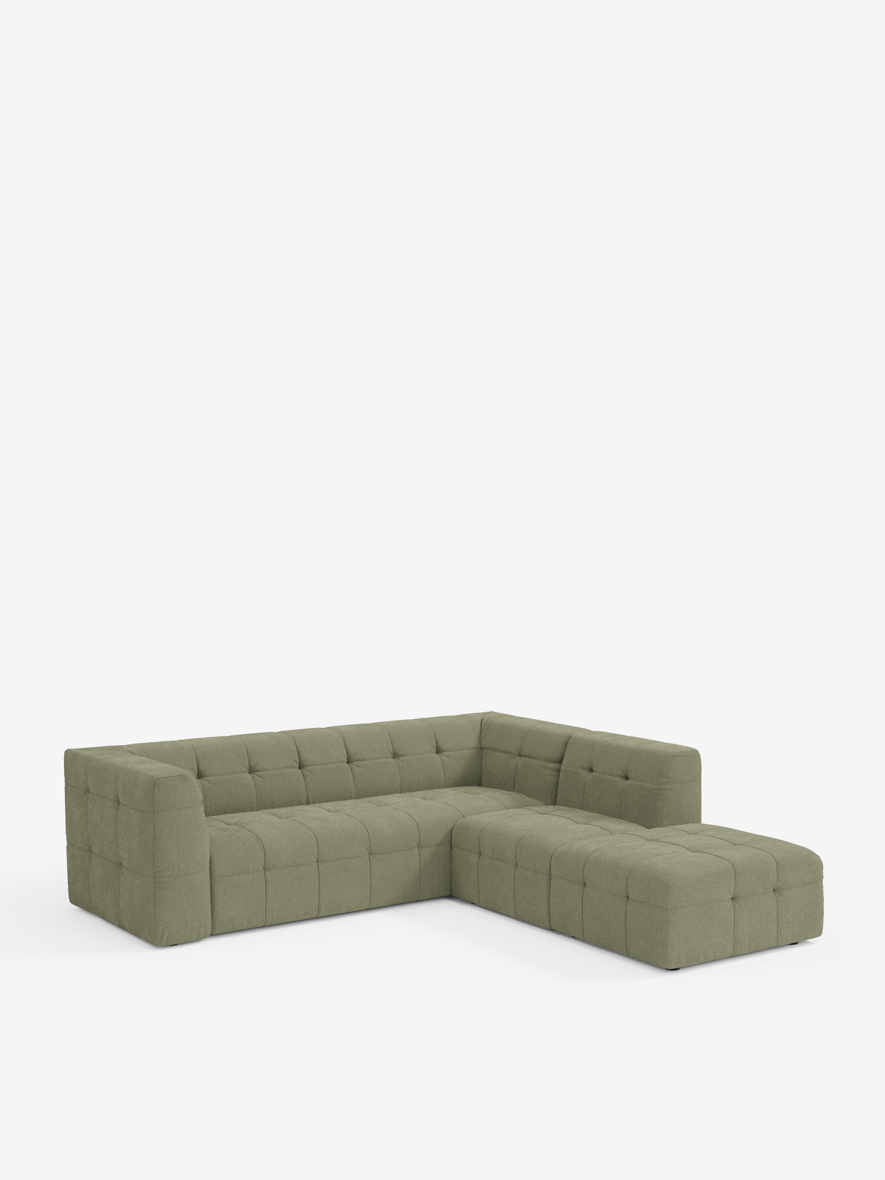 Il divano angolare componibile e modulare Mosaic in bouclé di Divani.Store è un divano a L rivestito in tessuto verde oliva T21 antimacchia, caratterizzato da una profonda trapuntatura capitonné sulla seduta e sullo schienale. Questo elemento moderno e dal profilo basso vanta ampi braccioli e linee eleganti, che risaltano su uno sfondo bianco a tinta unita.