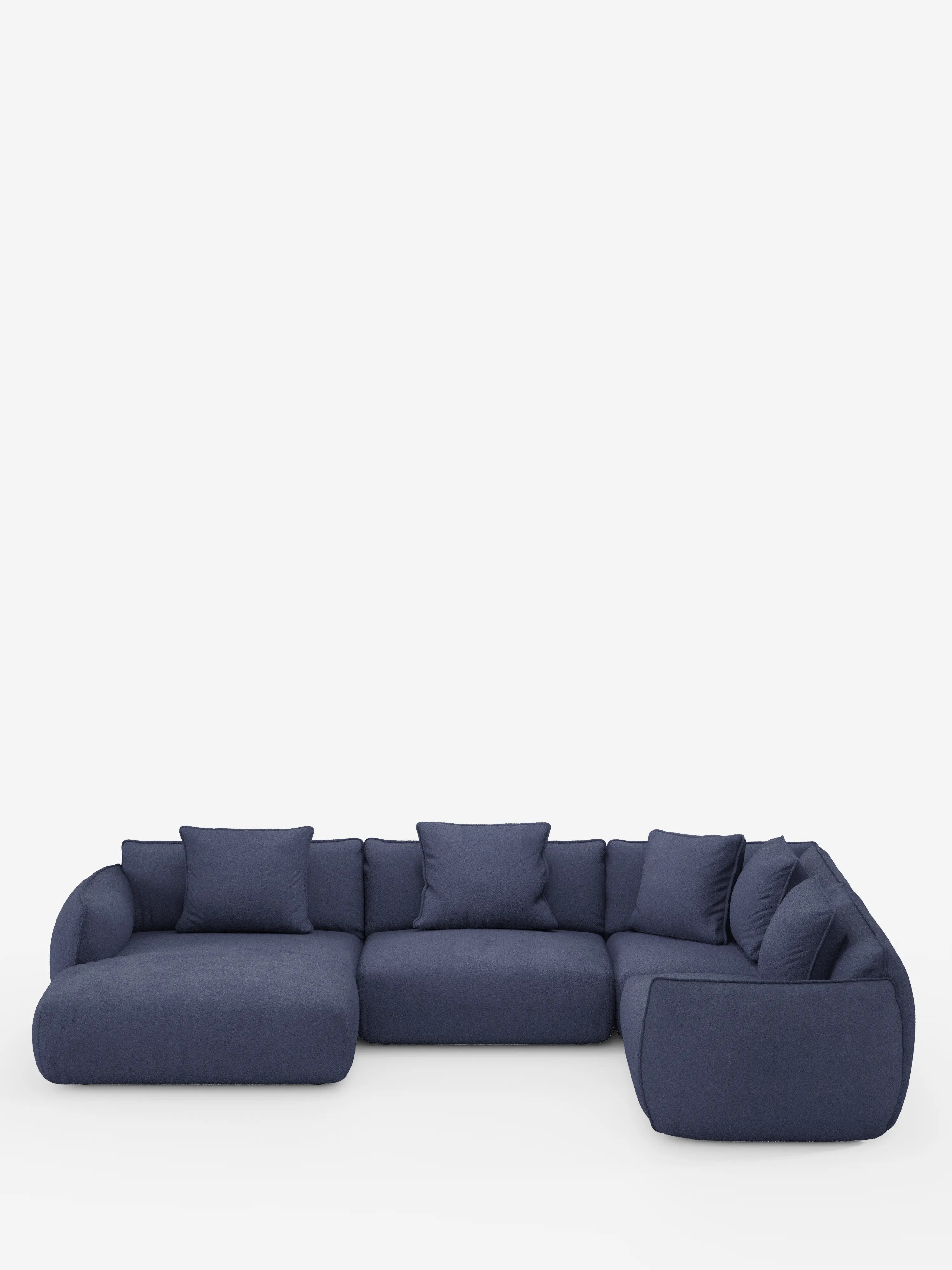 Un moderno divano angolare panoramico componibile Nimbus con penisola e angolo in tessuto smacchiabile T33 di Divani.Store, rivestito in tessuto blu scuro e caratterizzato da ampi cuscini di seduta bassi con sette cuscini dello schienale abbinati, su uno sfondo bianco a tinta unita. Questo divano contemporaneo e lussuoso, di produzione italiana, presenta un design elegante senza gambe a vista.