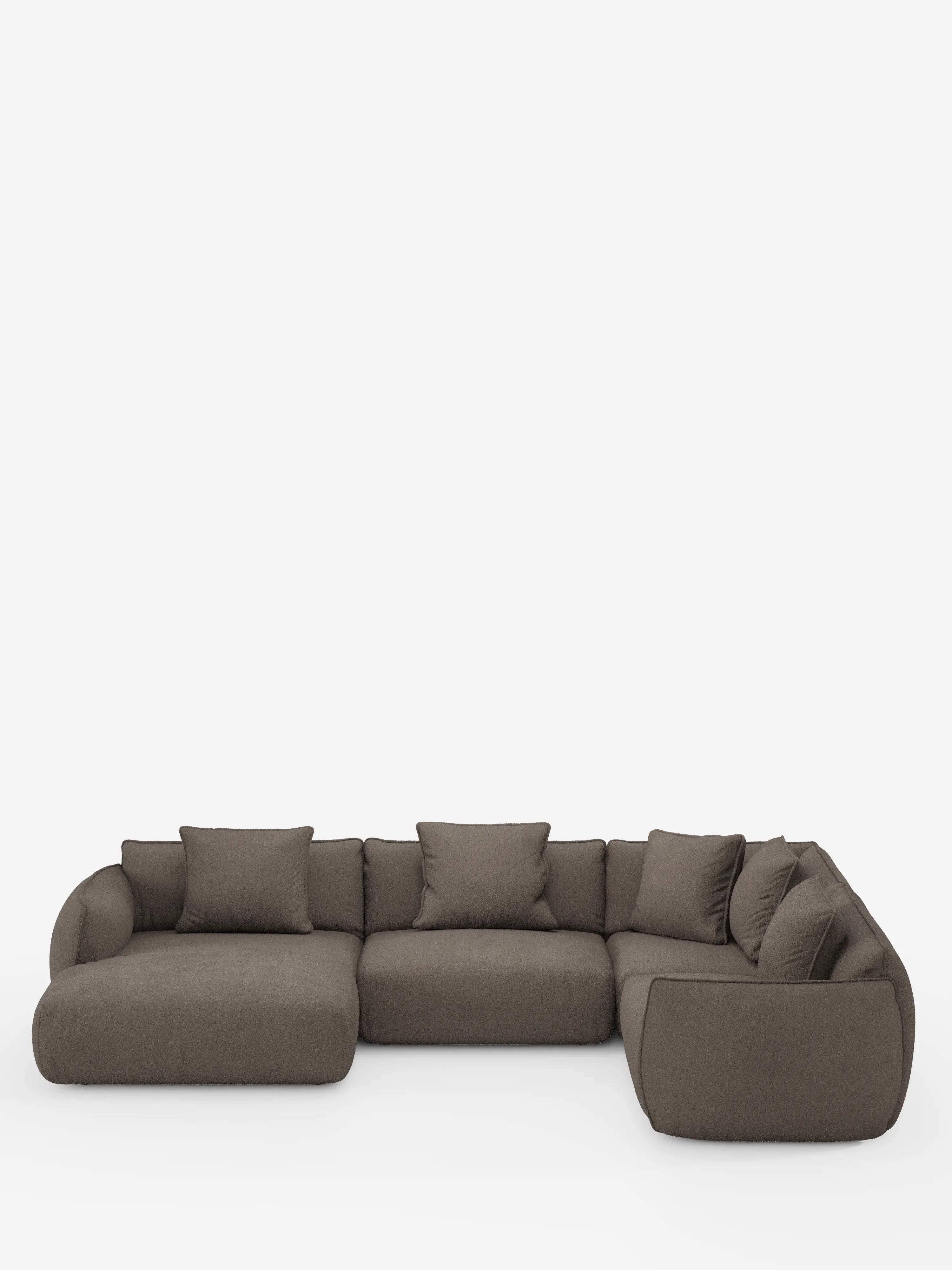 Il divano angolare panoramico componibile con penisola e angolo in tessuto antimacchia T33 della linea Nimbus di Divani.Store è un ampio divano modulare a forma di L rivestito in tessuto antimacchia color marrone scuro. Presenta braccioli e schienali arrotondati e imbottiti, è dotato di cuscini quadrati coordinati e sfoggia un design moderno e dal profilo basso, il tutto su uno sfondo bianco a tinta unita.