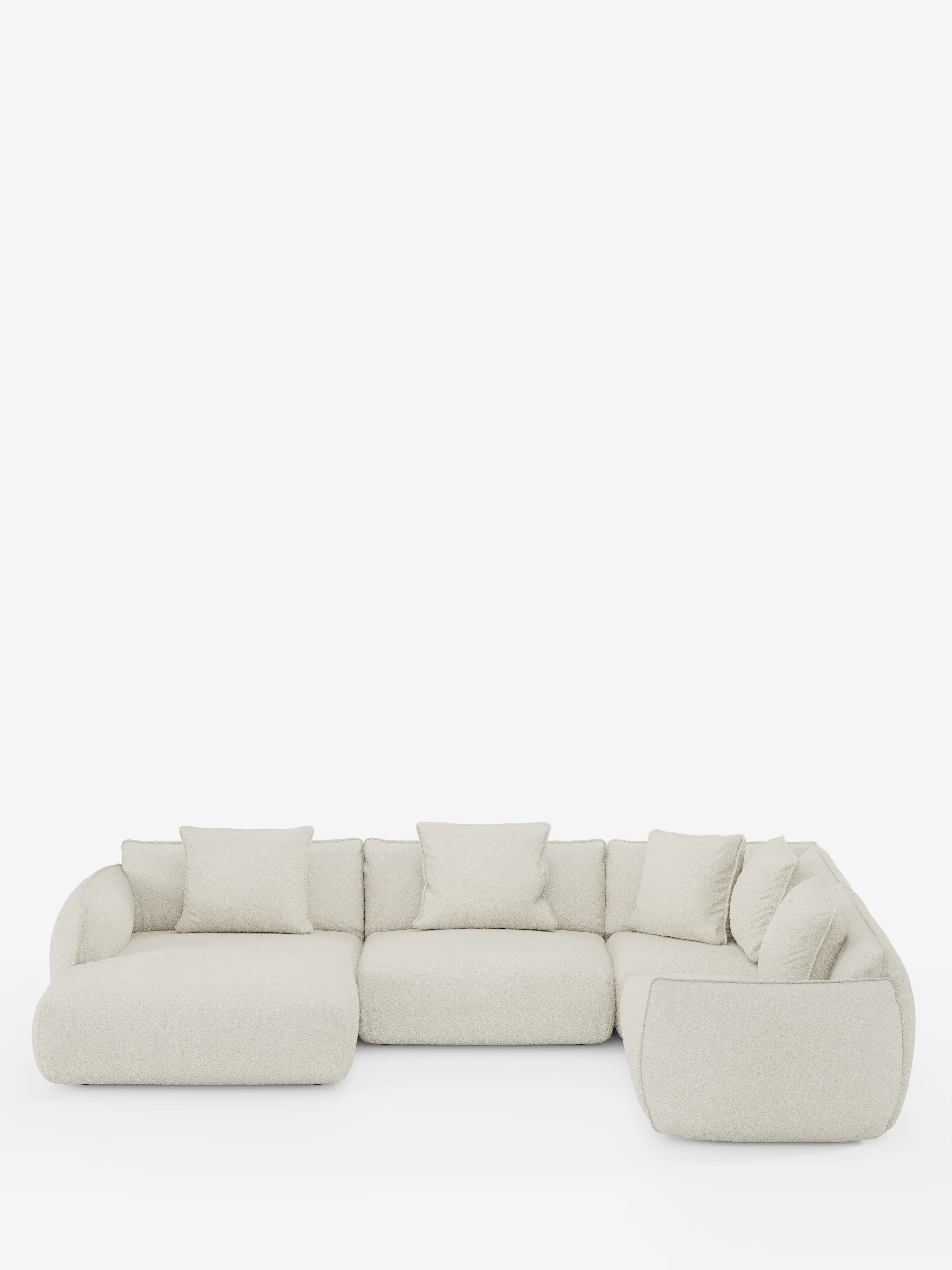 Un ampio e moderno divano angolare panoramico componibile Nimbus con penisola e angolo, rivestito in tessuto smacchiabile T33 di Divani.Store, è presentato in una tonalità beige chiaro, caratterizzato da morbidi cuscini e da uno schienale basso. Questo elegante divano Made in Italy è composto da tre sezioni di seduta che formano una forma a L, esposto su uno sfondo bianco a tinta unita. Quattro cuscini quadrati sono disposti lungo lo schienale, contribuendo a renderne l’aspetto ancora più accogliente.