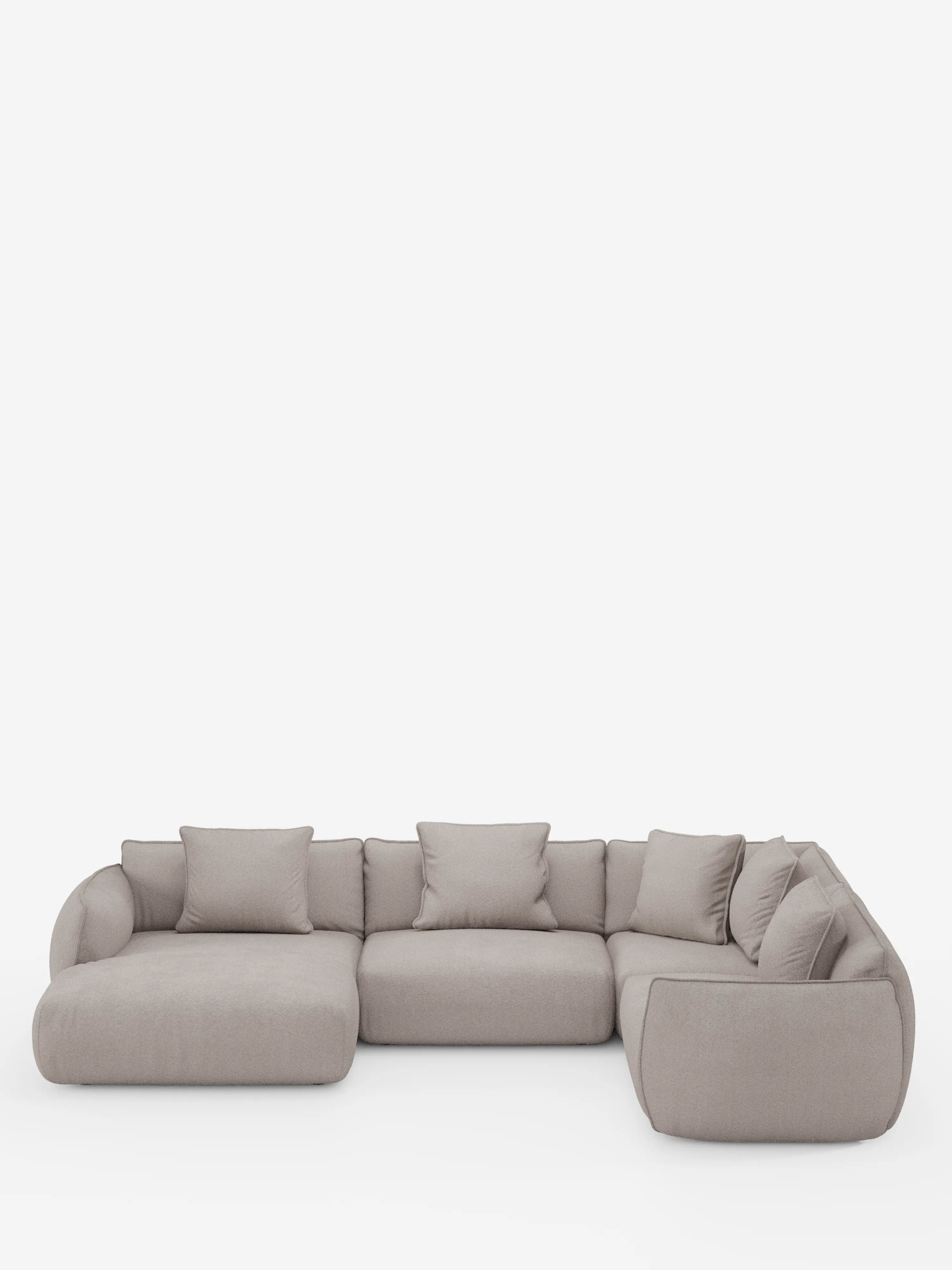 Il divano angolare panoramico componibile Nimbus con penisola e angolo di Divani.Store è un moderno divano componibile a forma di L rivestito in tessuto beige chiaro di facile manutenzione. È caratterizzato da sette ampi cuscini coordinati, bordi arrotondati e un design minimalista, il tutto su uno sfondo bianco a tinta unita.