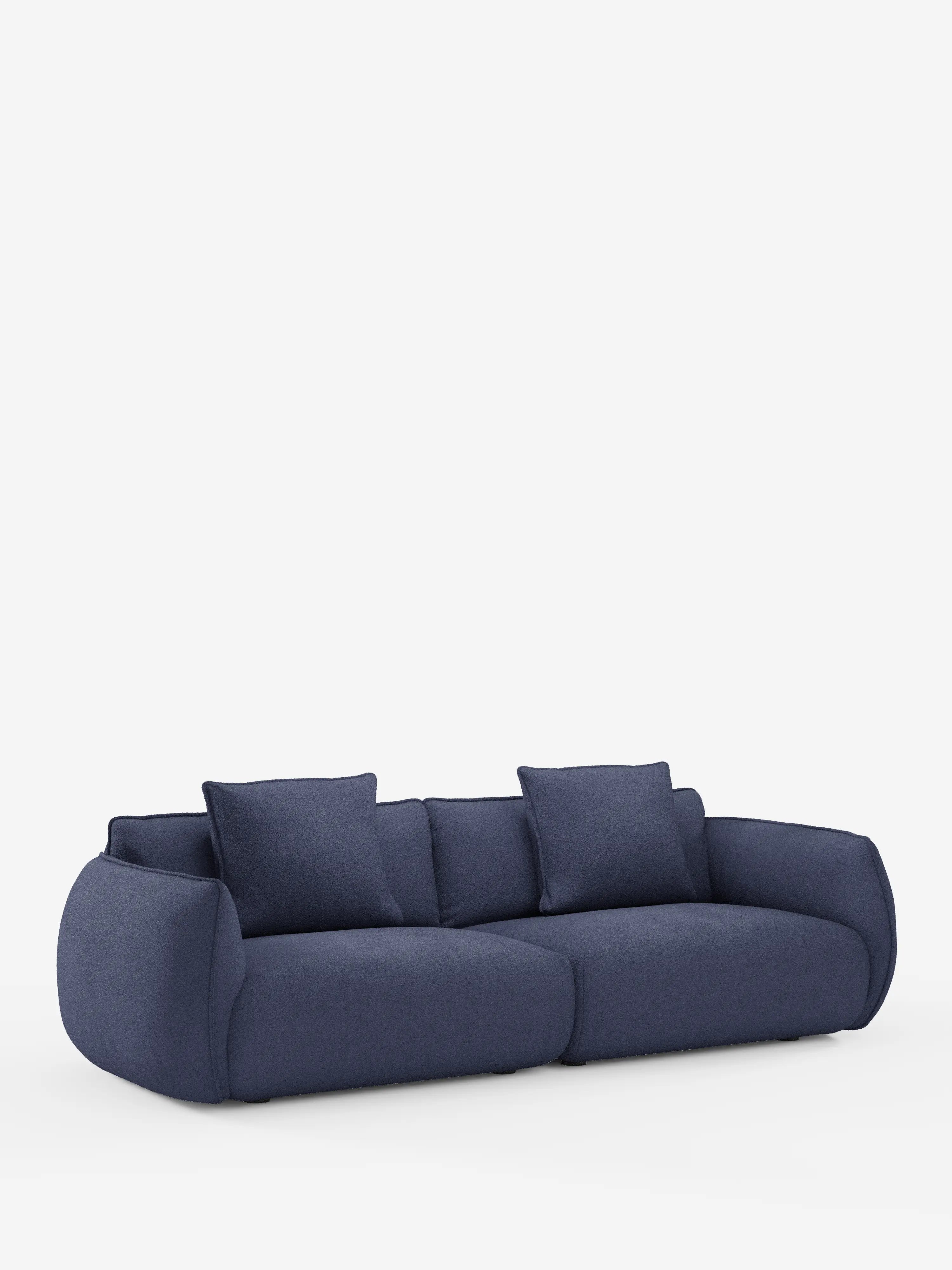 Un moderno divano a 3 posti modulare e componibile Divani.Store Nimbus blu navy (250 cm), rivestito in tessuto antimacchia tessuto effetto cotone smacchiabile (sfoderabile in tessuto smacchiabile effetto cotone T33), caratterizzato da un design minimalista e raffinato con braccioli e schienale arrotondati, tre cuscini di seduta e tre cuscini quadrati coordinati per lo schienale, il tutto su uno sfondo bianco a tinta unita.