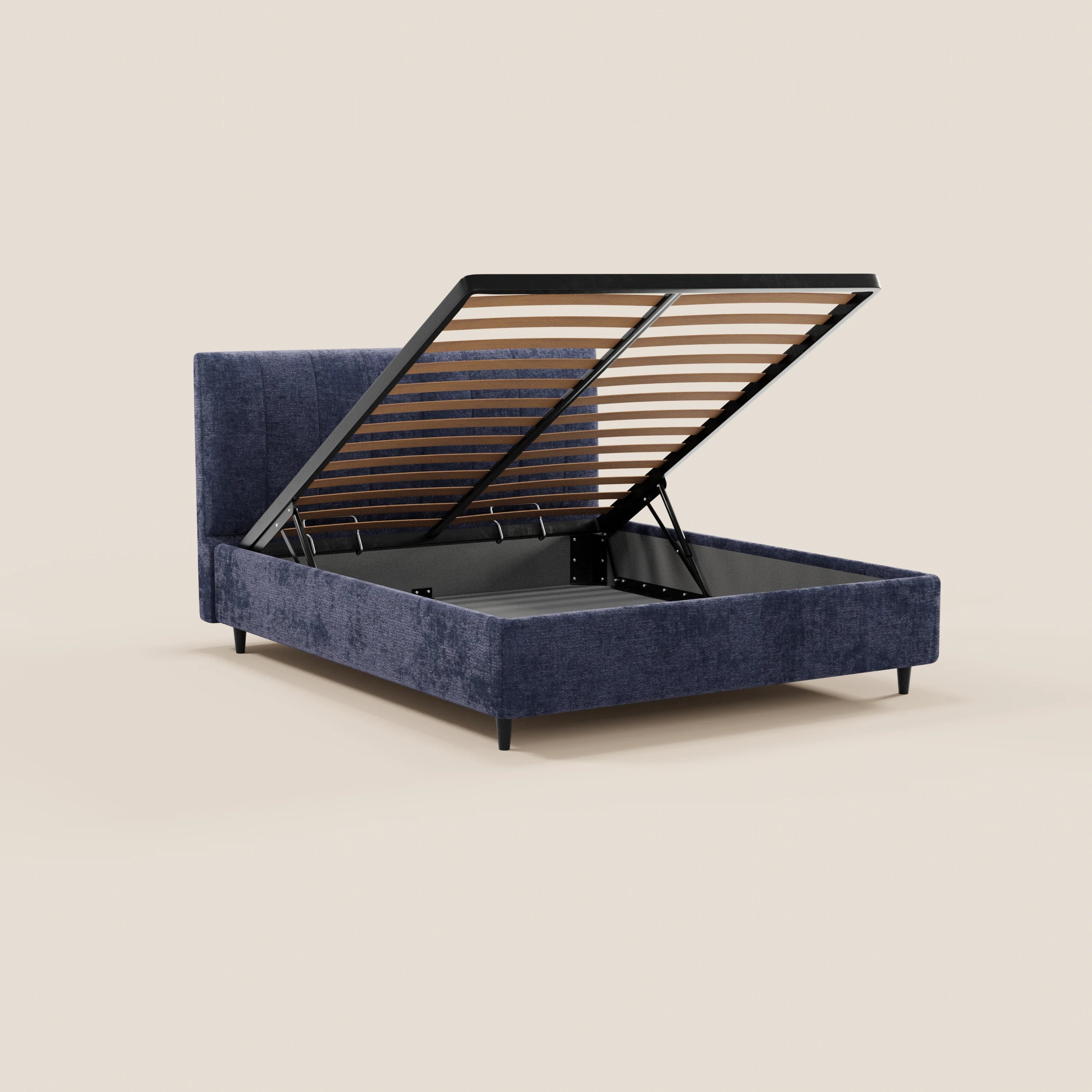 Il letto imbottito ONYX con contenitore di Letti.store, realizzato in tessuto certificato Oeko-Tex®, offre ampio spazio sotto il letto. La testiera verticale imbottita e i piedini neri risaltano sullo sfondo beige chiaro.