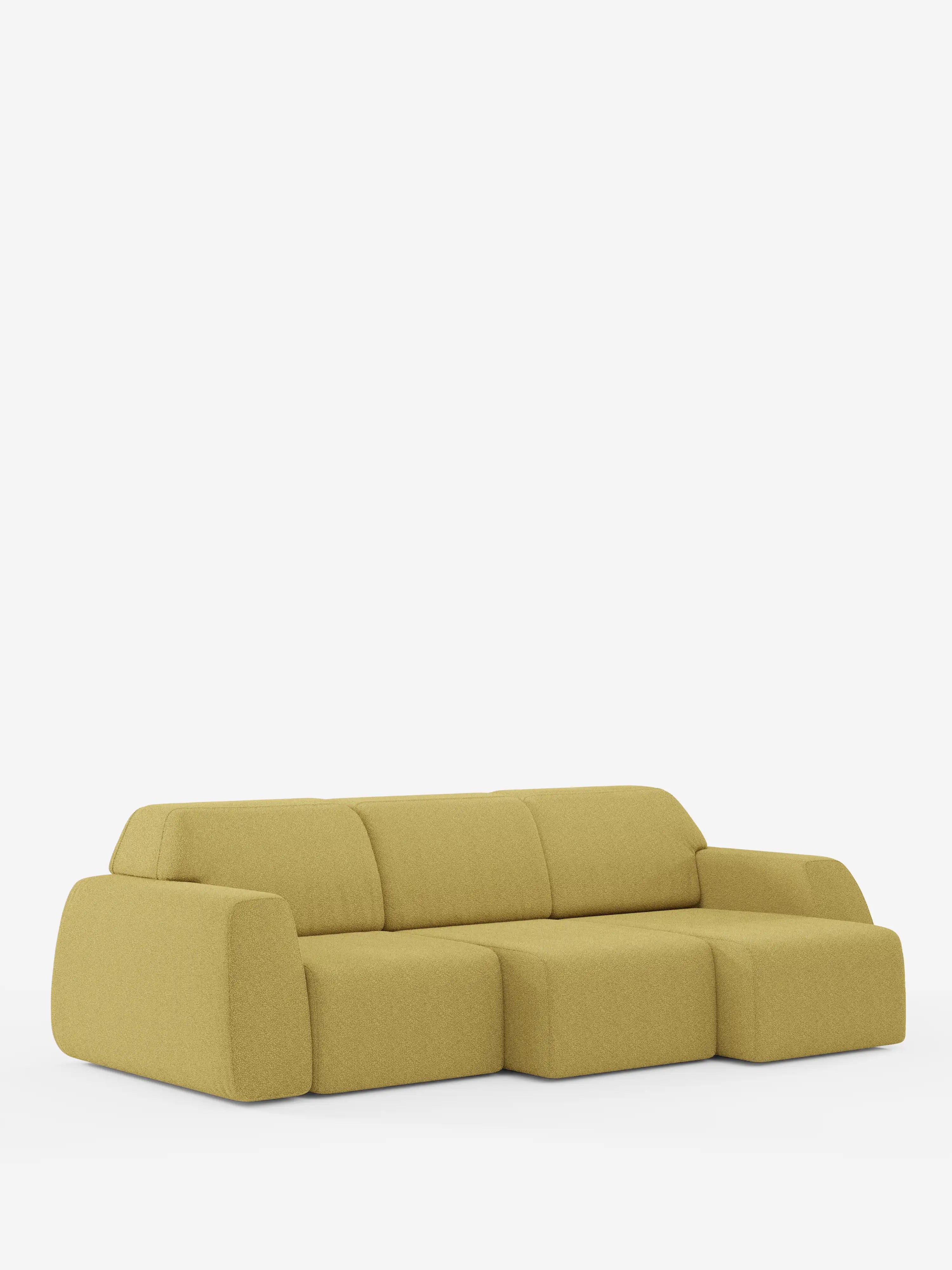 Un moderno divano Orbit con 3 sedute scorrevoli e allungabili in tessuto effetto cotone smacchiabile T33 di Divani.Store, presentato in giallo senape con bordi arrotondati e chaise longue sul lato destro, su uno sfondo bianco a tinta unita. Il divano presenta un aspetto morbido e imbottito, senza gambe o decorazioni a vista, ed è dotato di rivestimenti sfoderabili per facilitare la pulizia e la manutenzione.