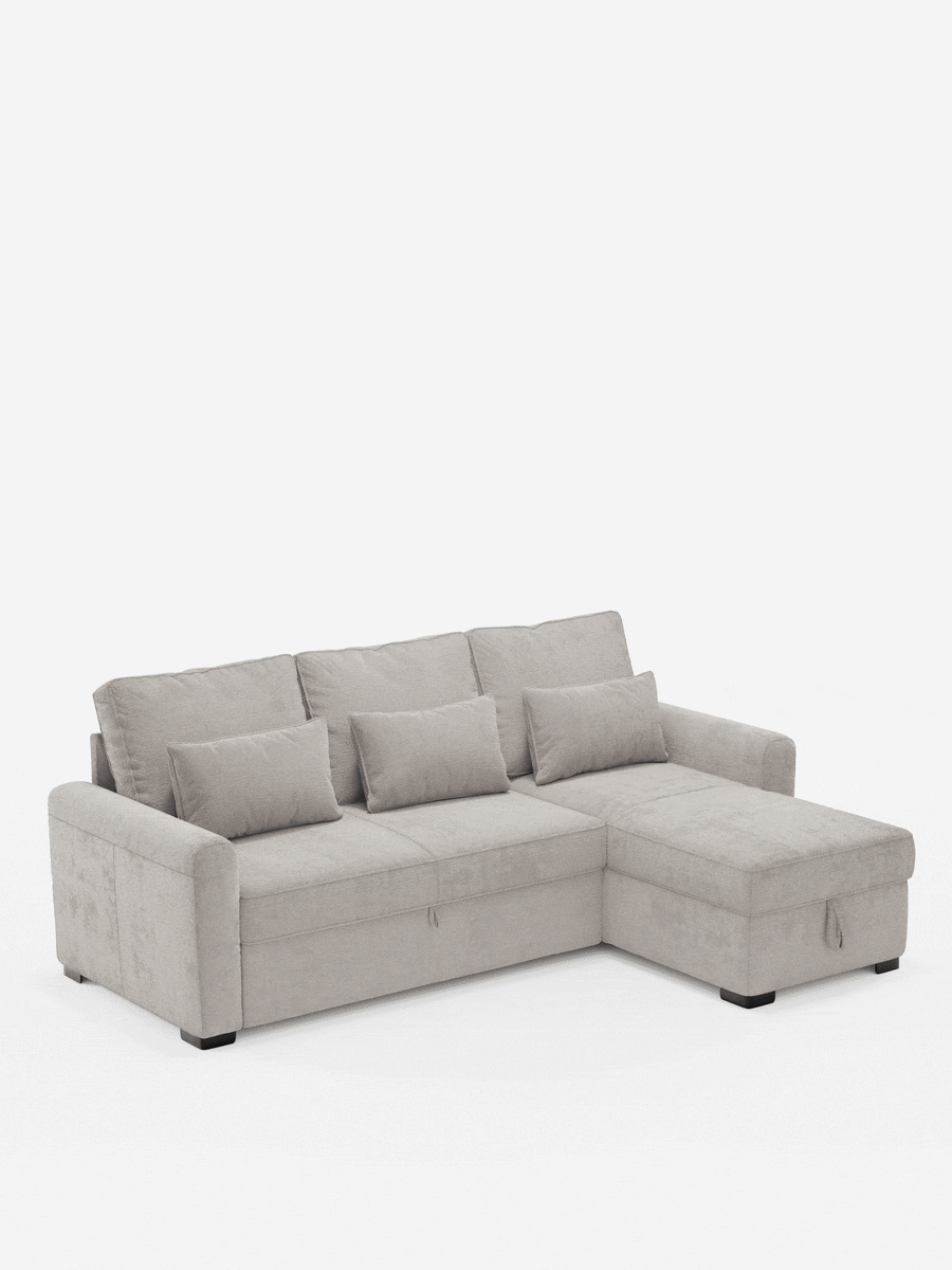 Un divano letto Ottaviano con letto estraibile, penisola reversibile e contenitore in tessuto materico smacchiabile color grigio chiaro, con tre cuscini dello schienale, tre cuscini quadrati decorativi e piedini scuri su sfondo bianco.